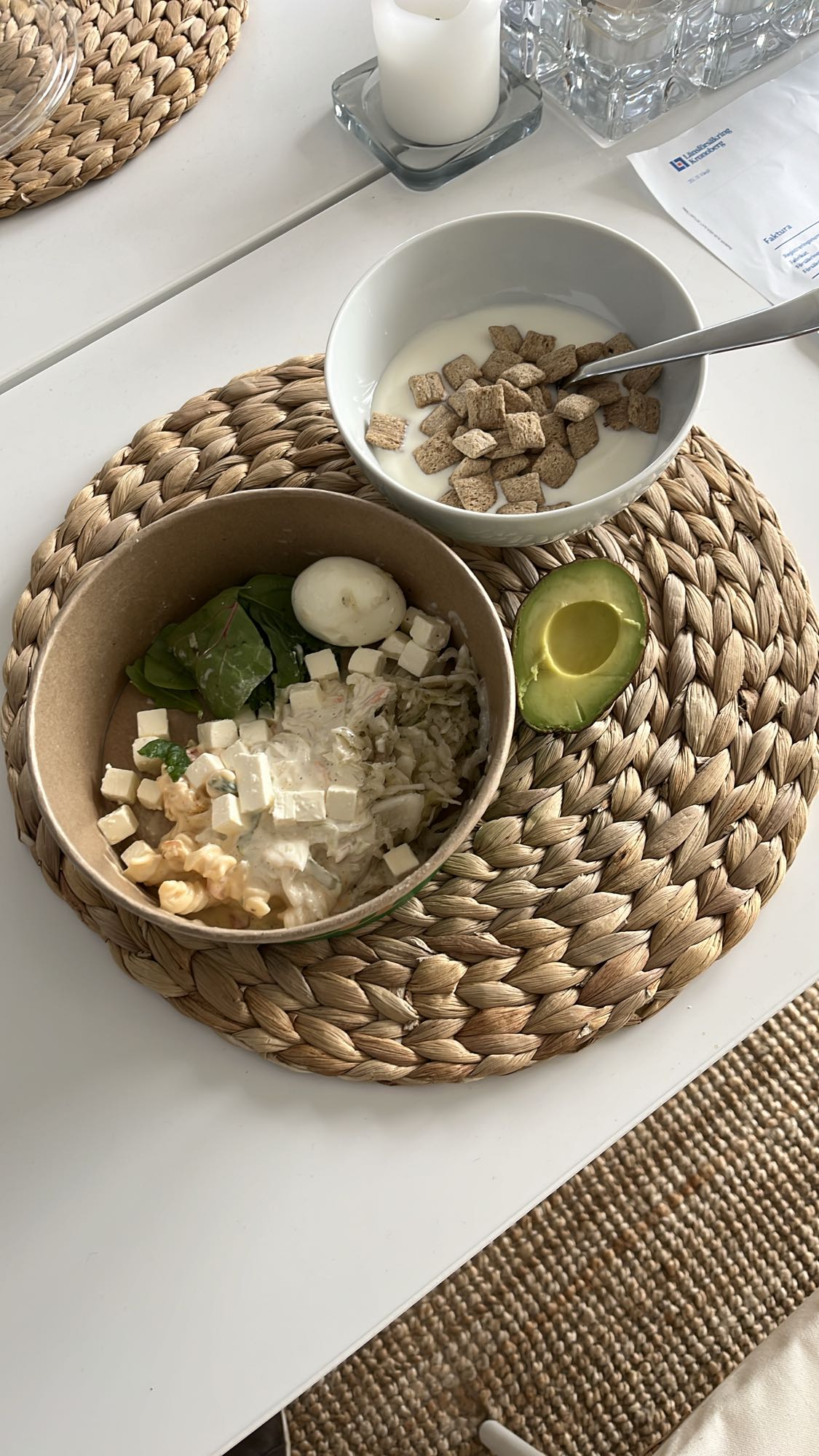 Frukost med sallad och müsli