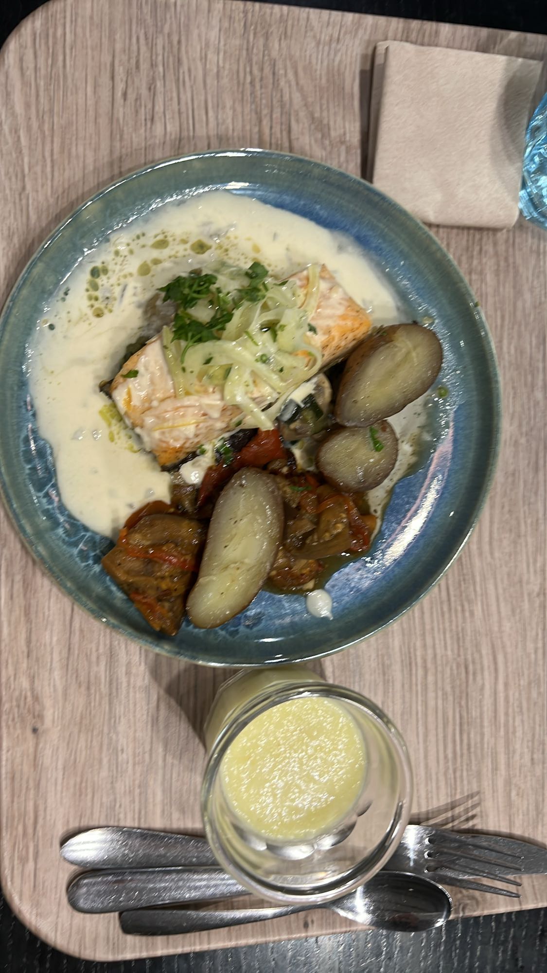 Saumon, légumes, pommes de terre