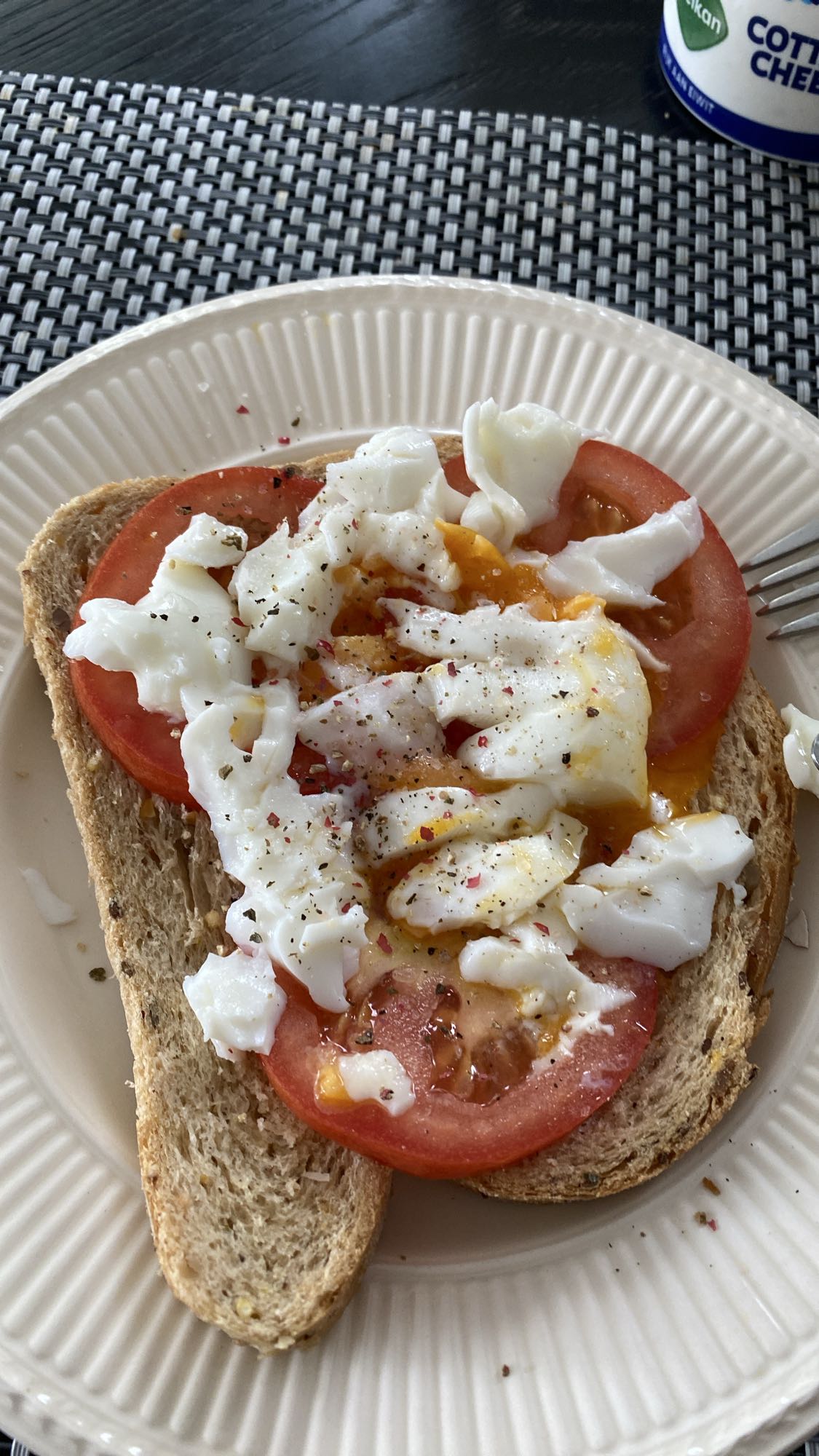 Toast met ei en tomaat