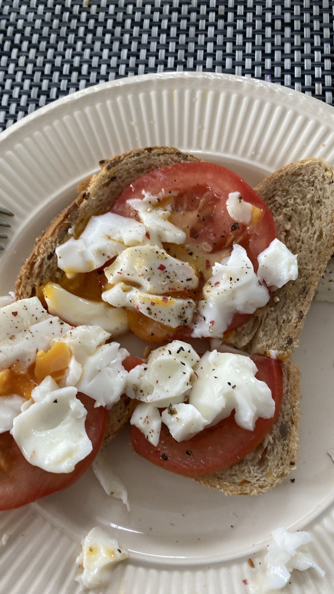 brood met ei en tomaat