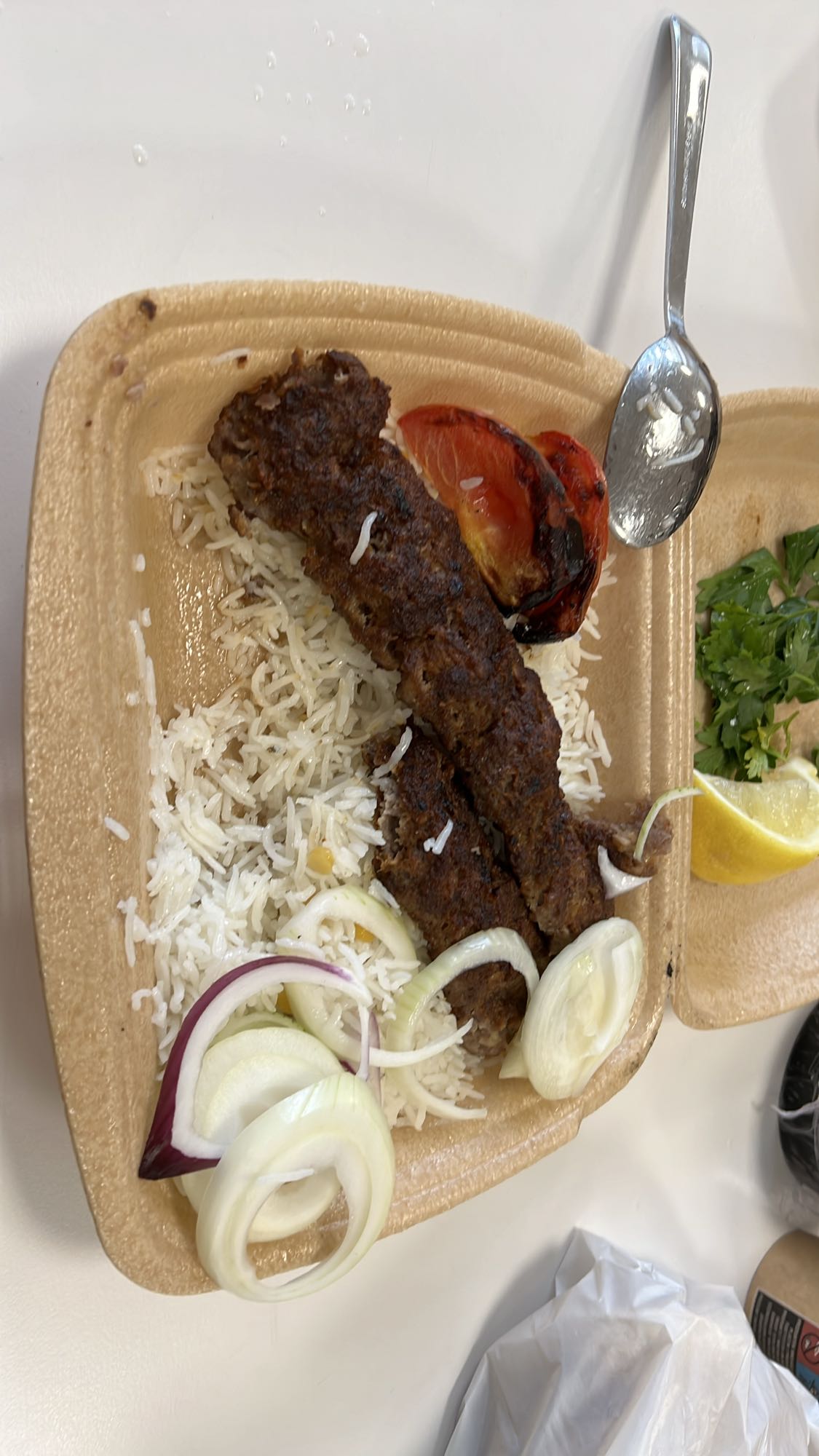 Kebab med ris och grönsaker