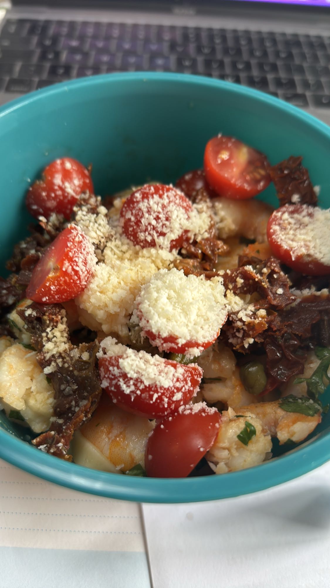 Krewetki z makaronem, warzywami i parmezanem