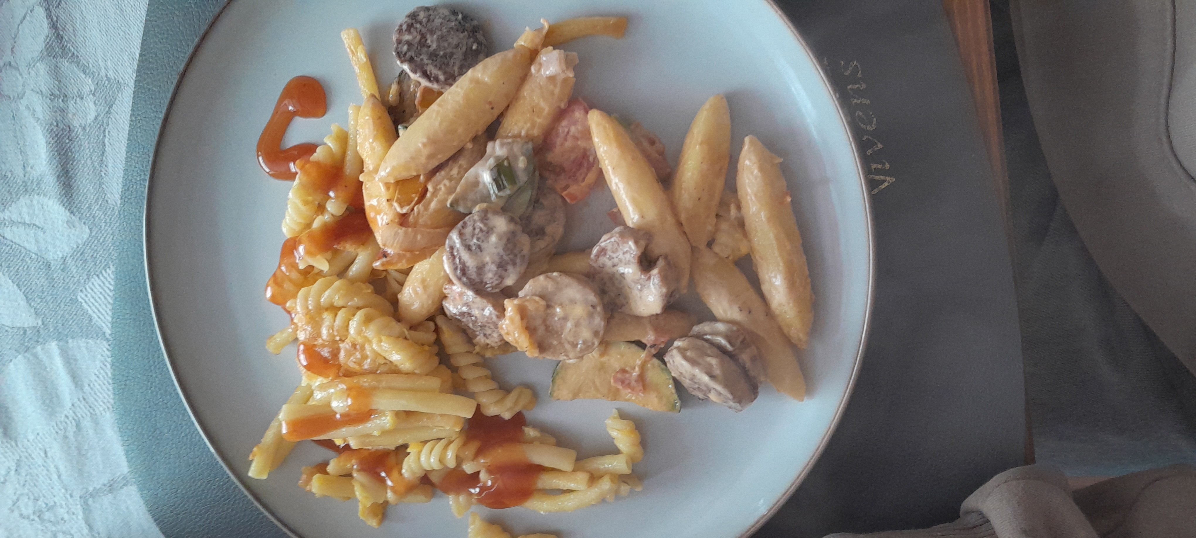 Sosisli kremalı makarna tabağı