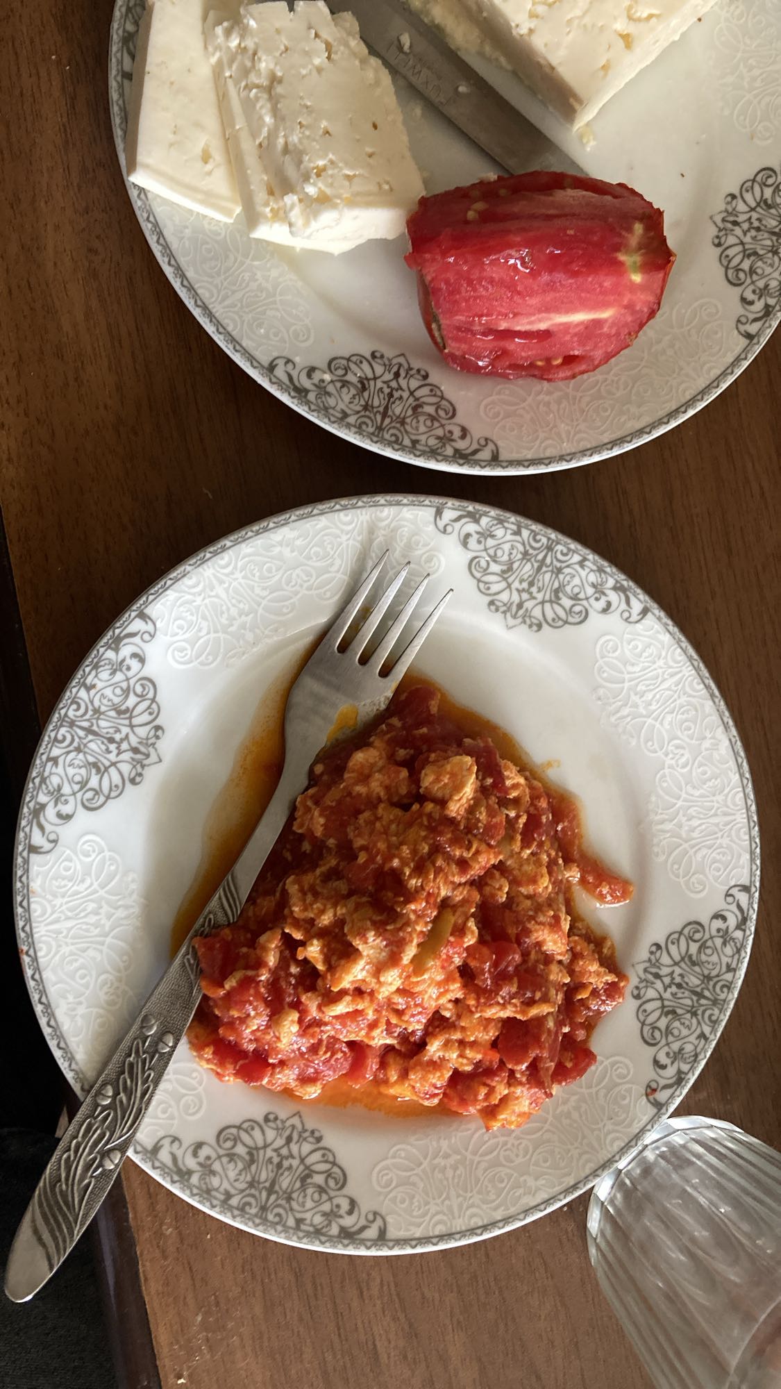 яичница с сыром и помидором