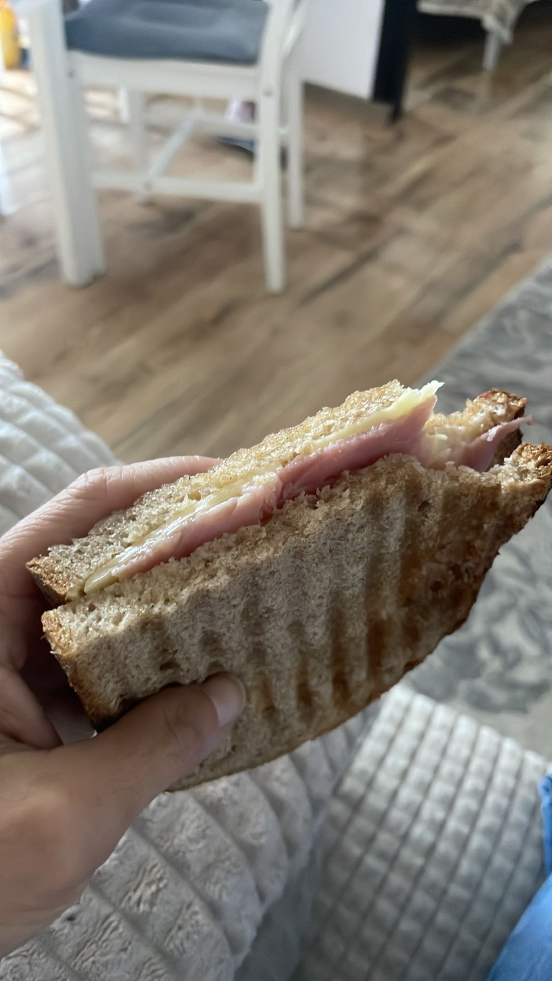 Sandviș cu șuncă și cașcaval