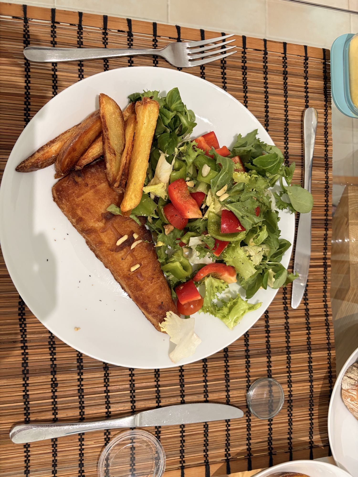 Fish, fries & salad plate