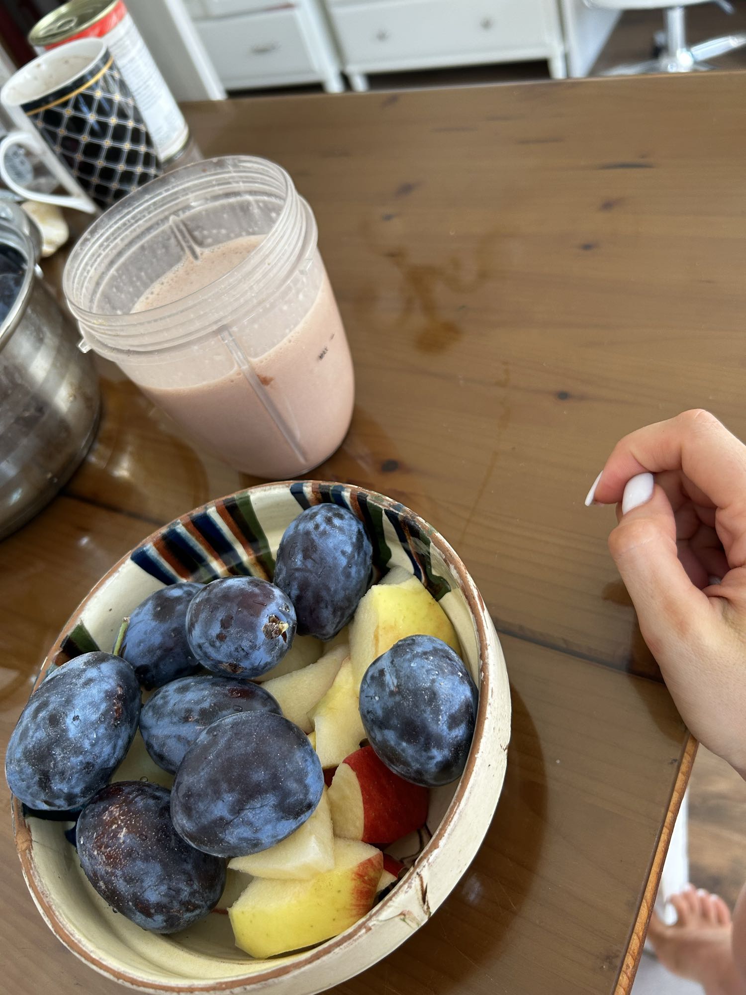 Shake proteic cu pudră whey, lapte de ovăz, măr și prune