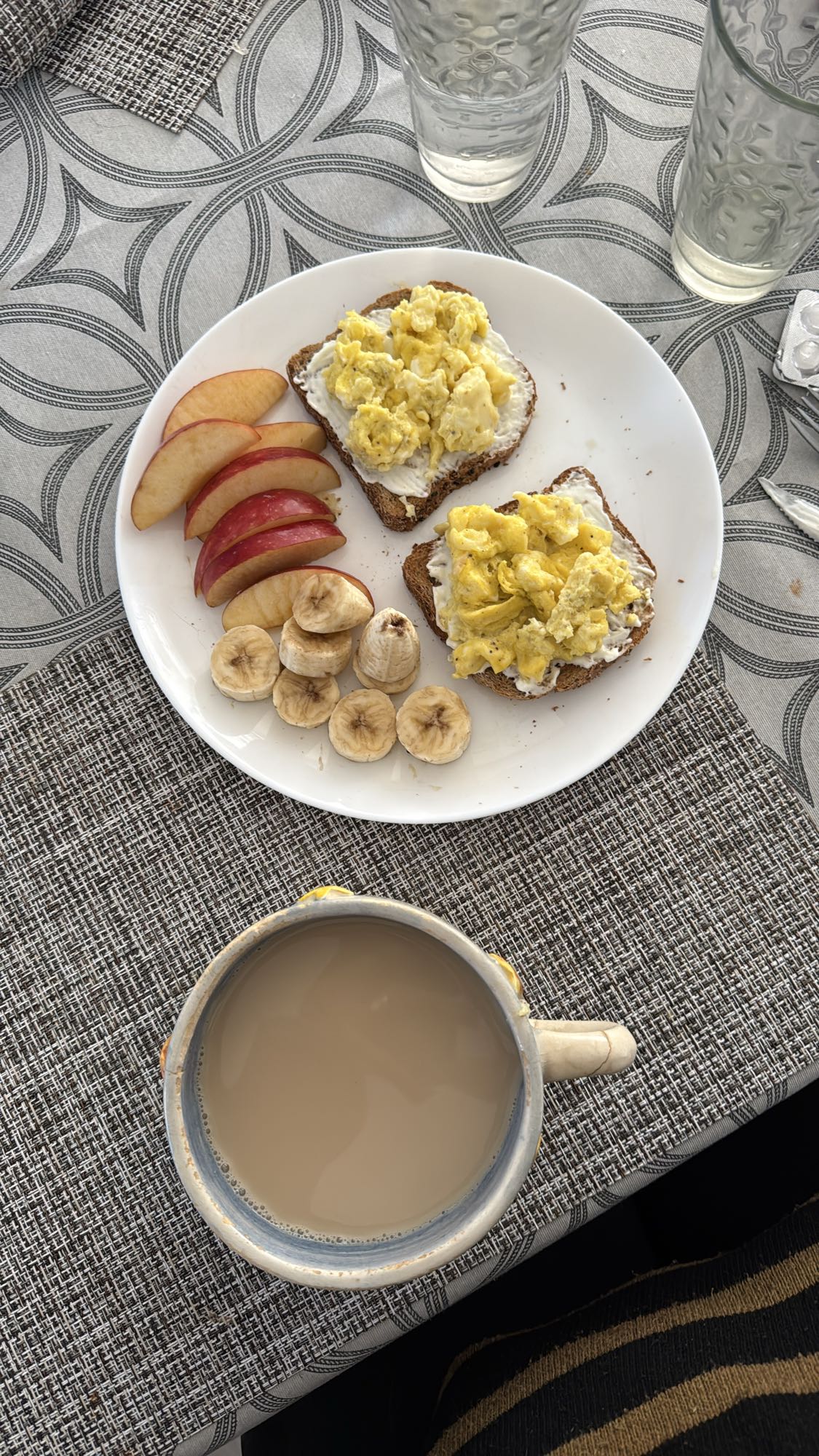Desayuno con huevo y fruta