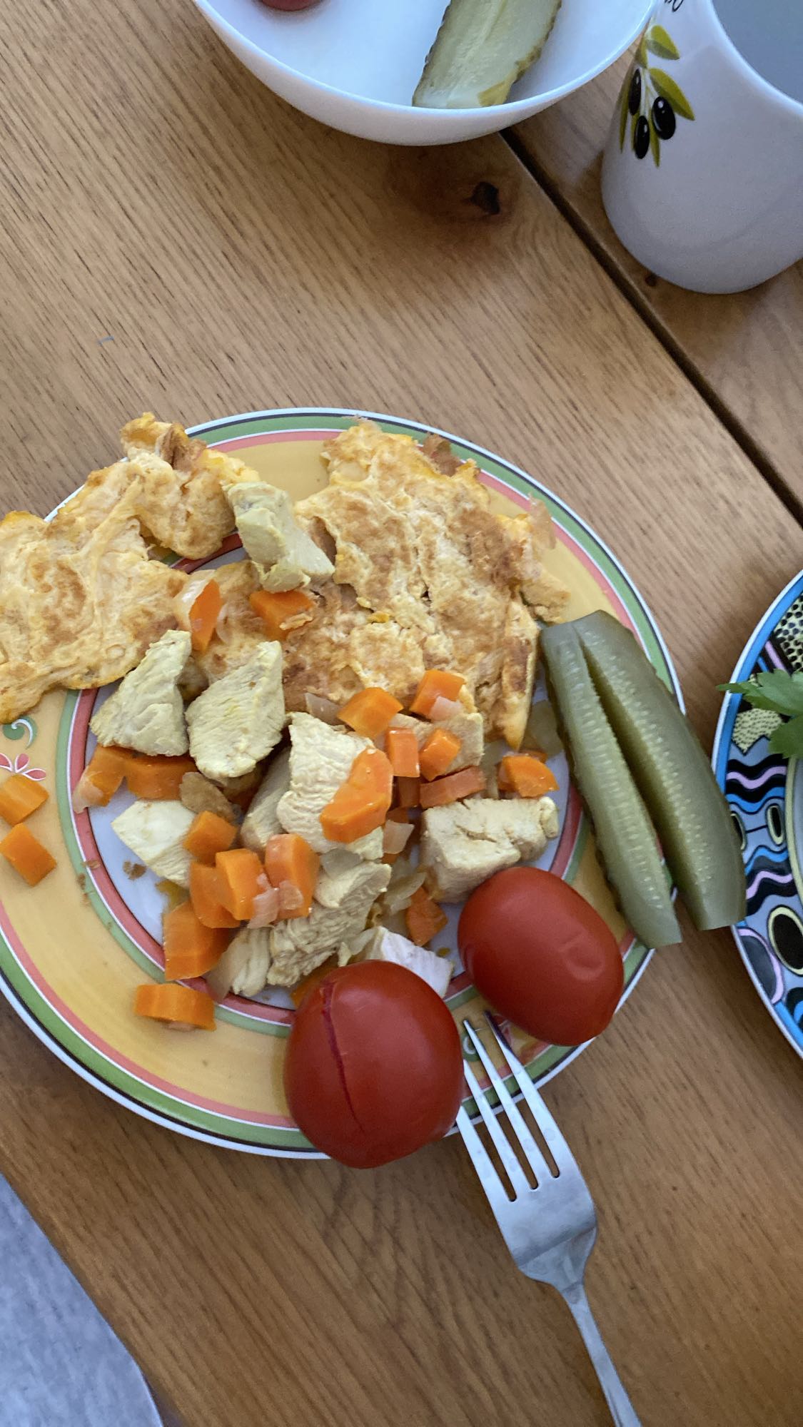 Курица с овощами и омлет