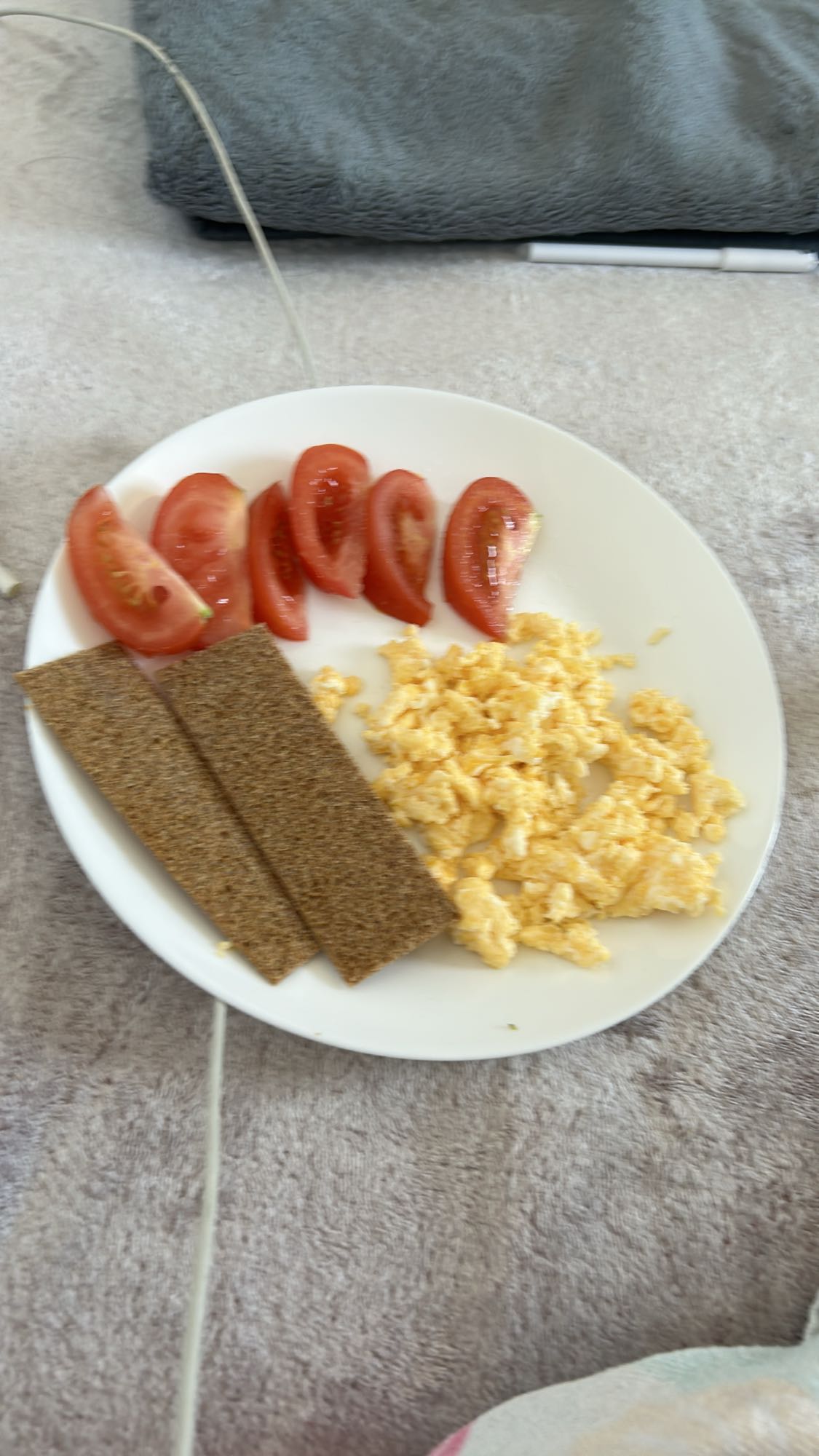 Eggs, tomato, crispbread