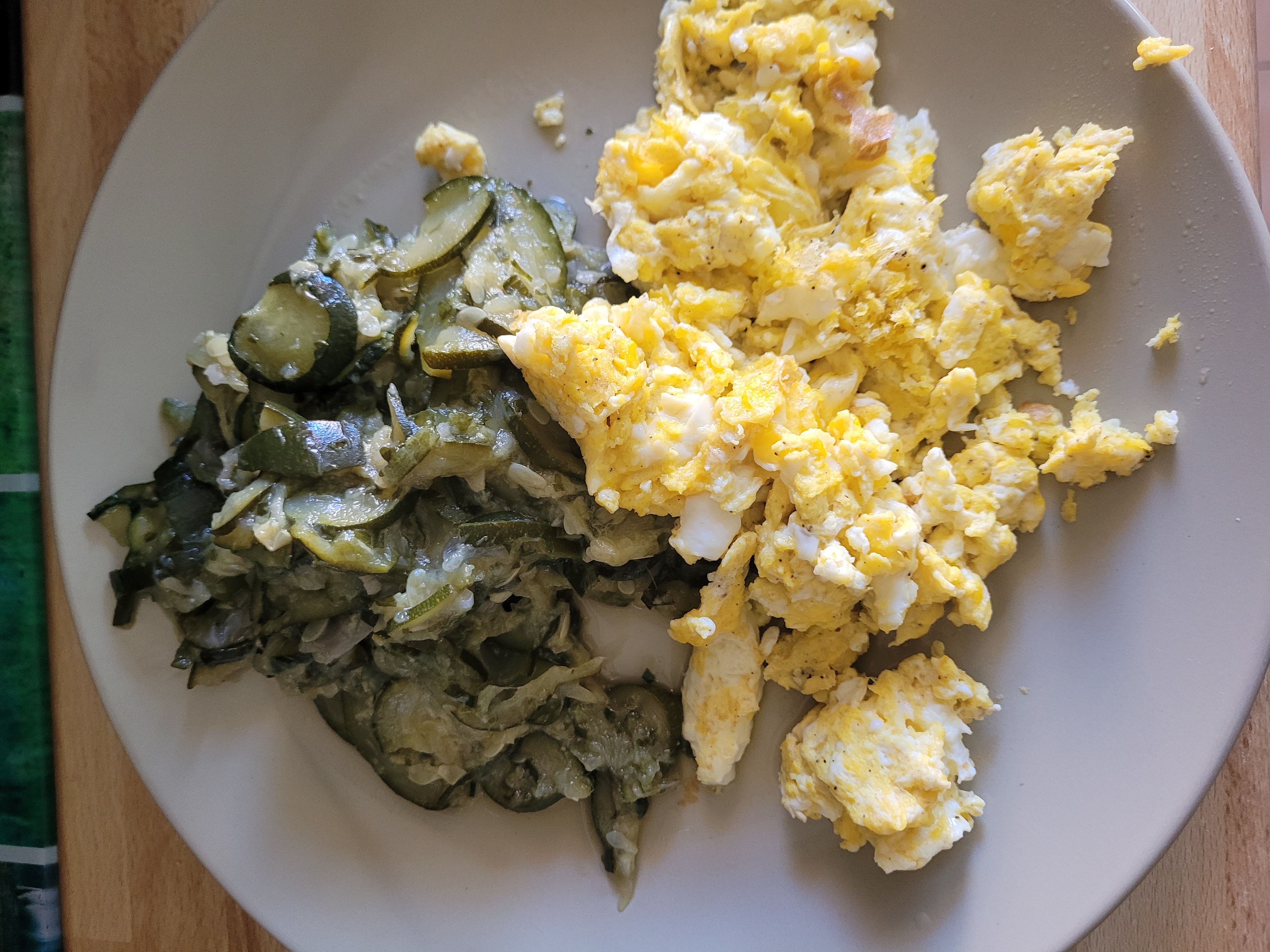 Oeufs brouillés et courgettes