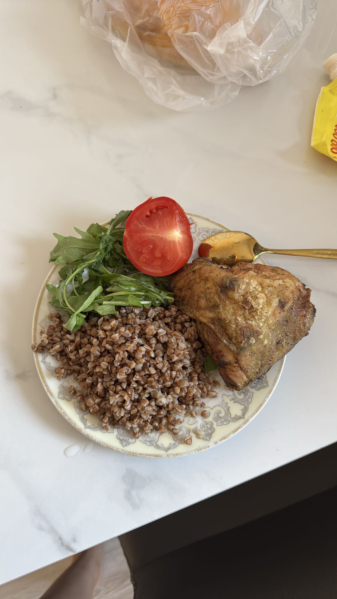 Гречка с курицей и салатом