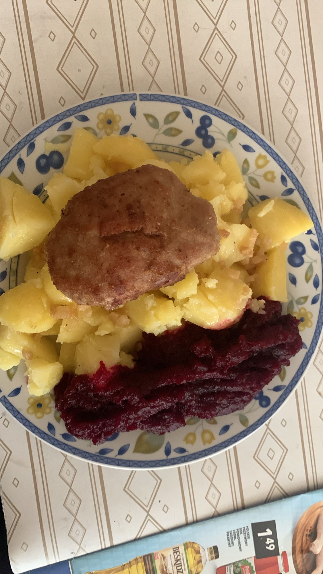 Kotlet mielony z ziemniakami i buraczkami