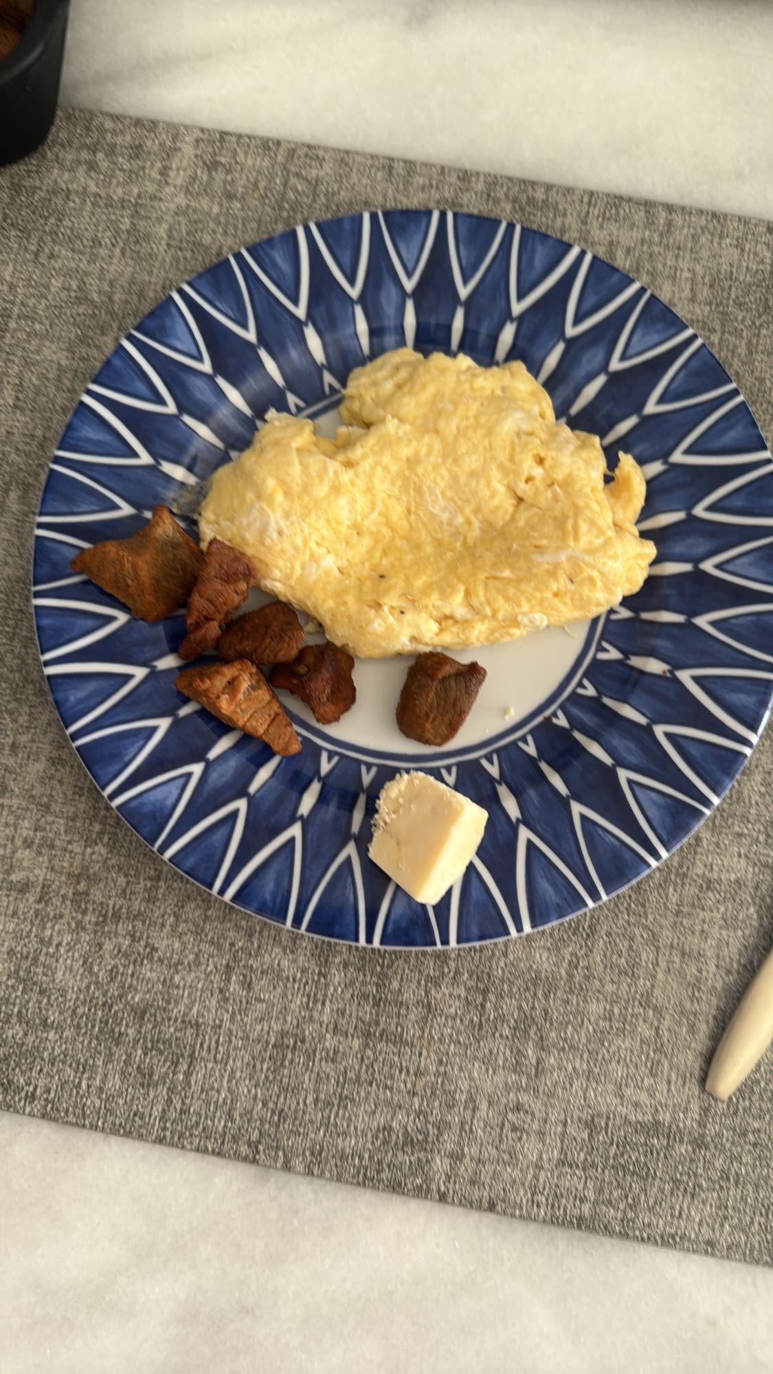 huevos revueltos con carne y queso