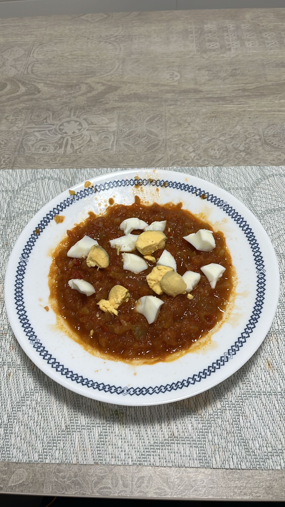 huevo con pesto de tomate, pimiento y cebolla