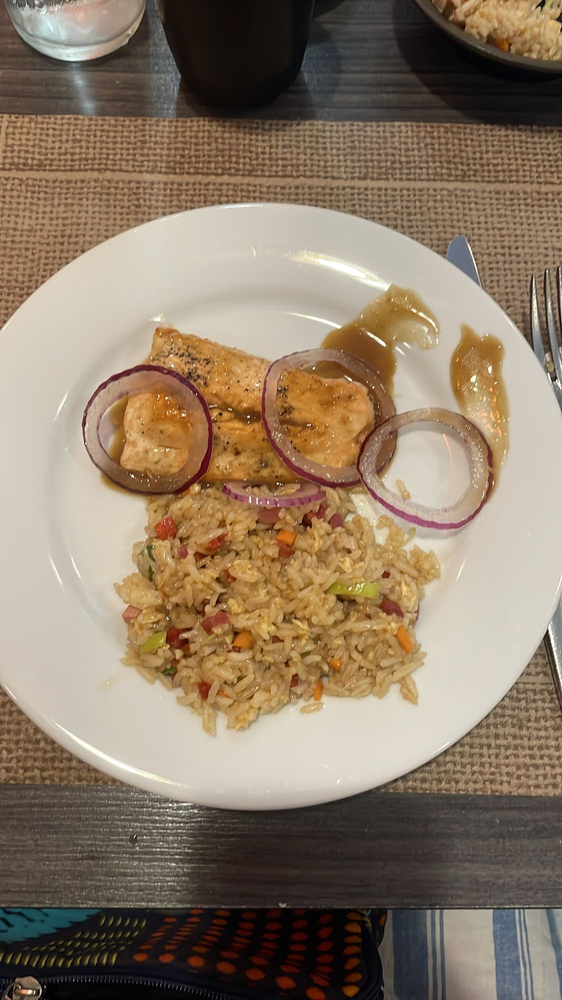 Salmón con arroz frito