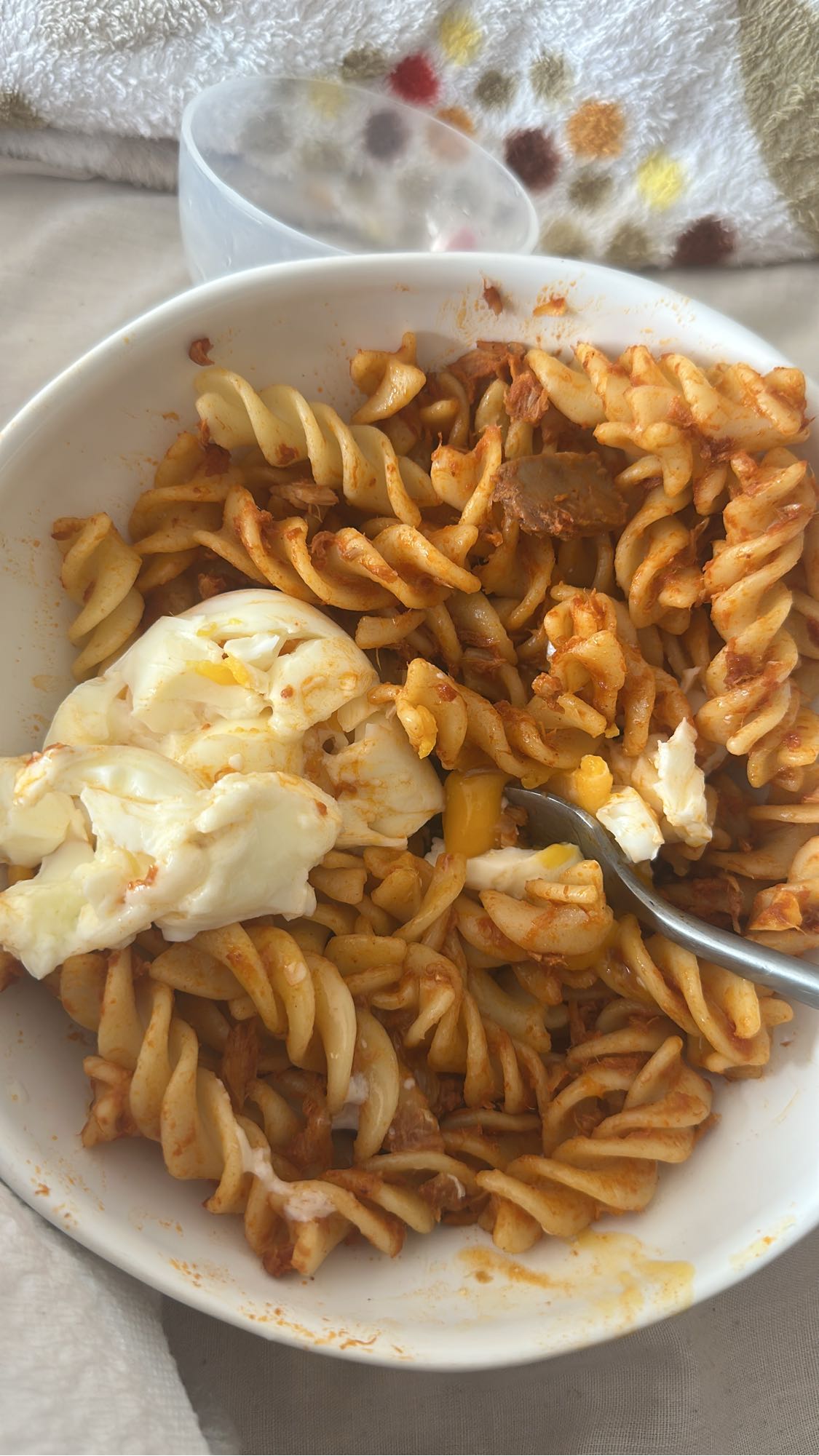 Macarrão com ovo e atum