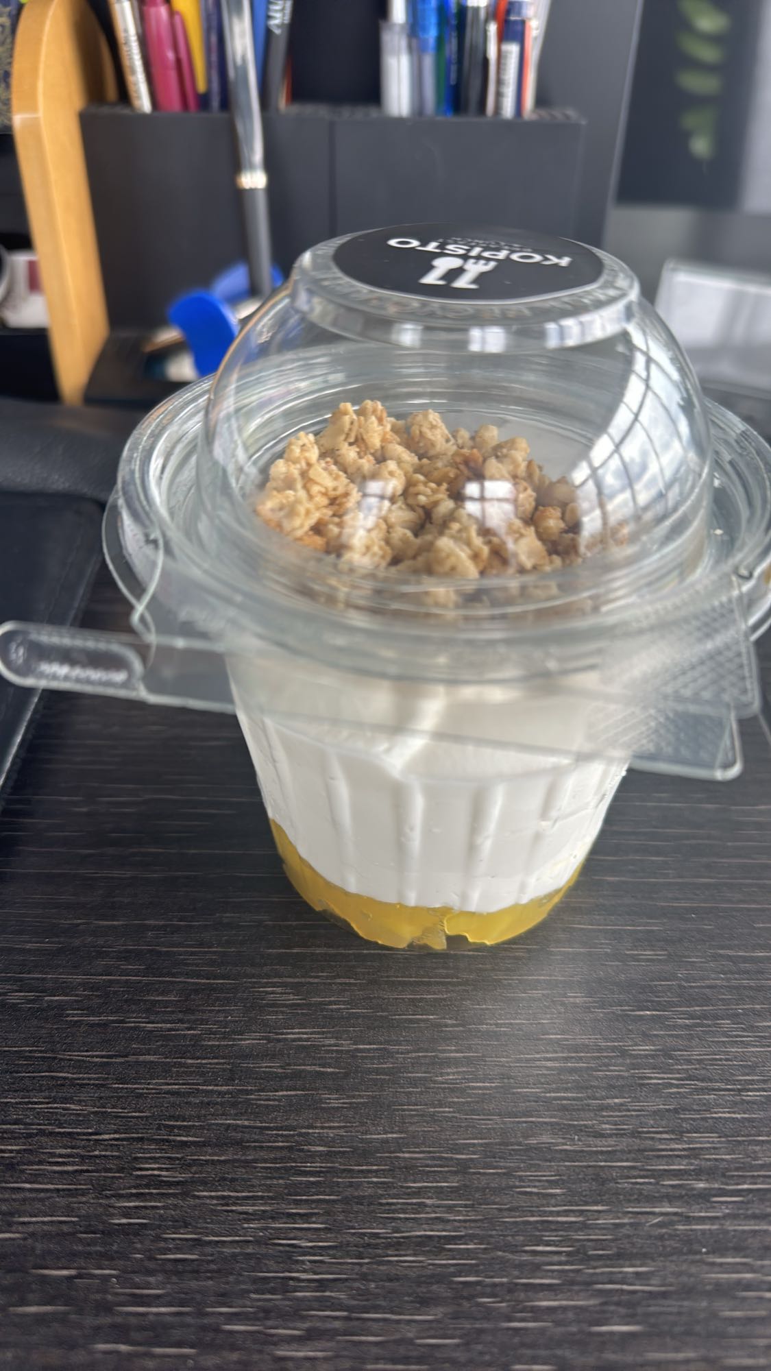 Jogurt z granolą i mango