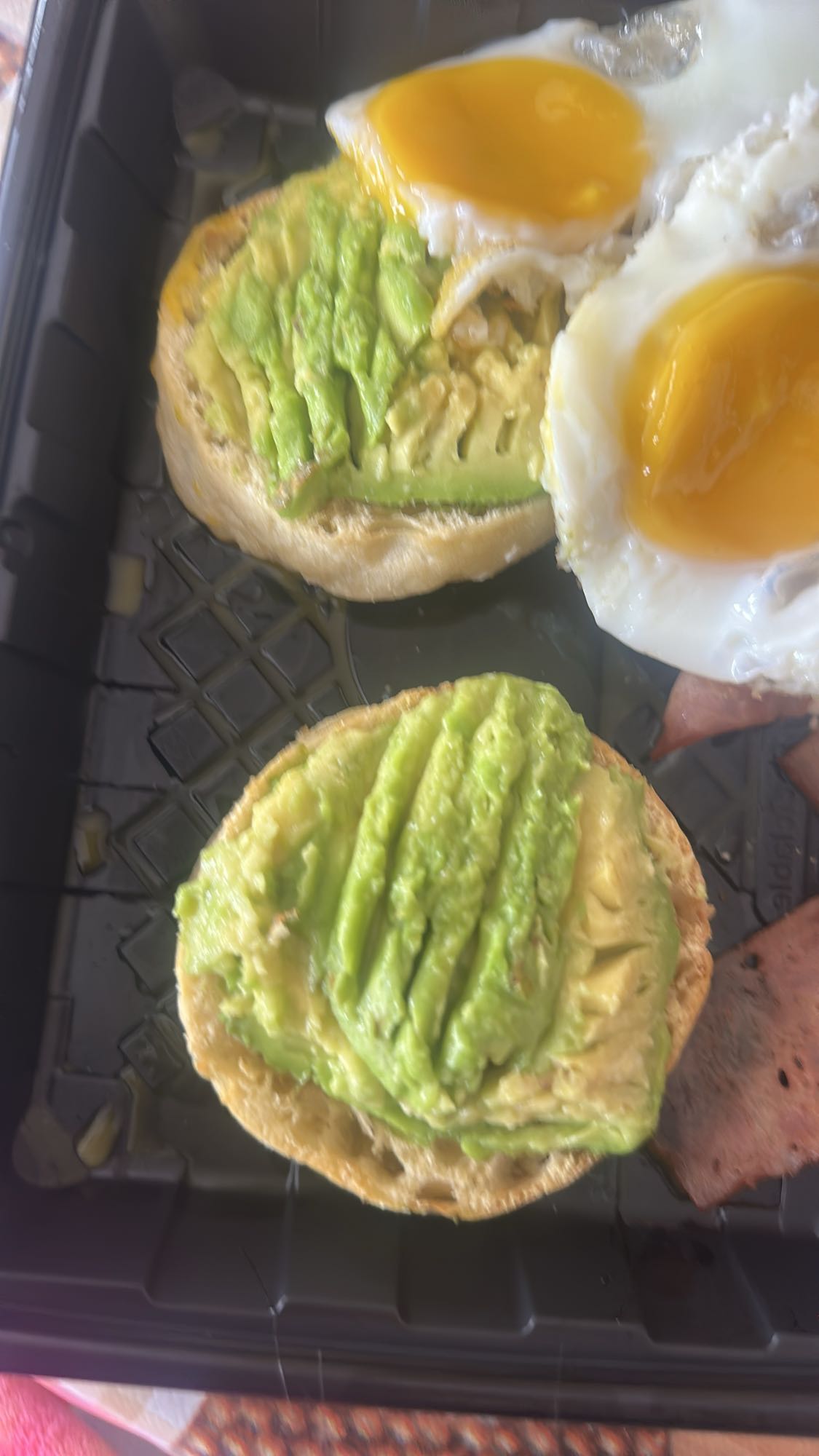 Tostadas con aguacate y huevo