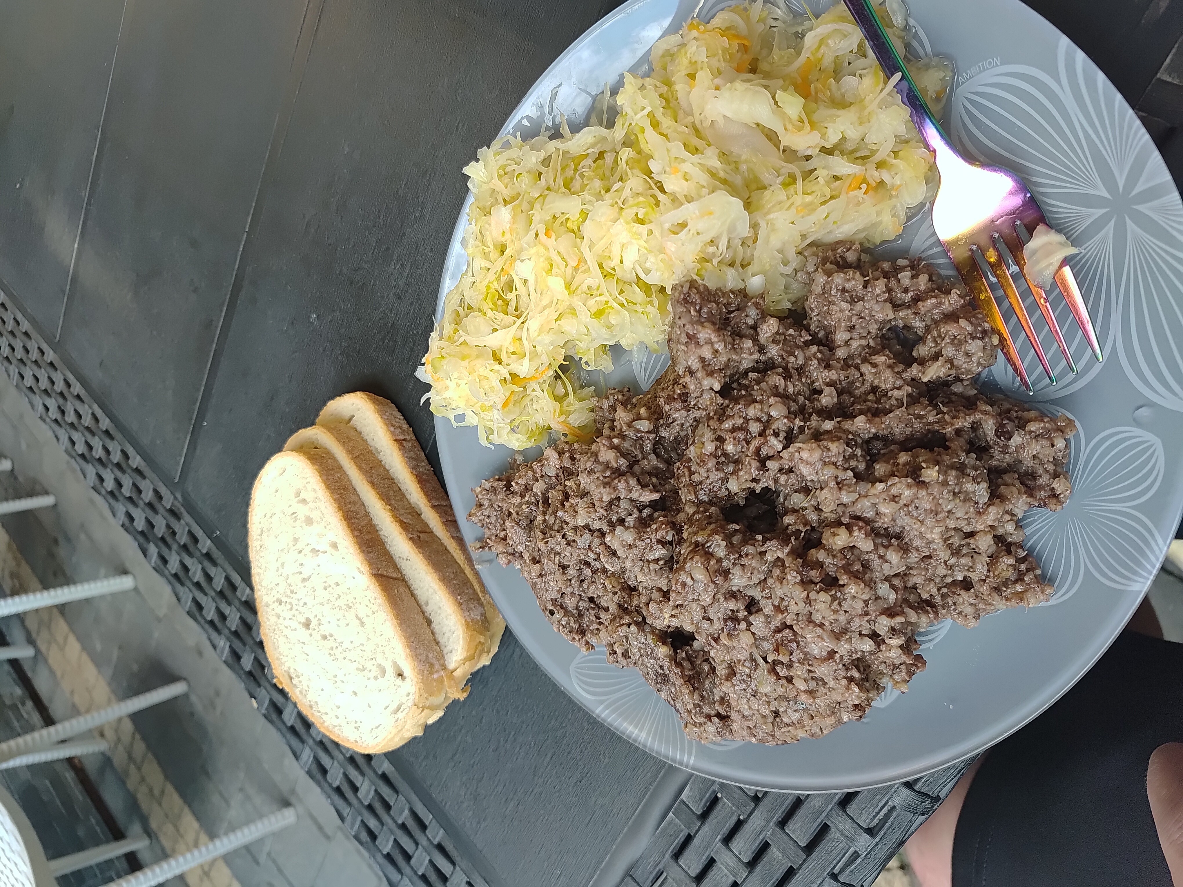 Beef with cabbage & bread