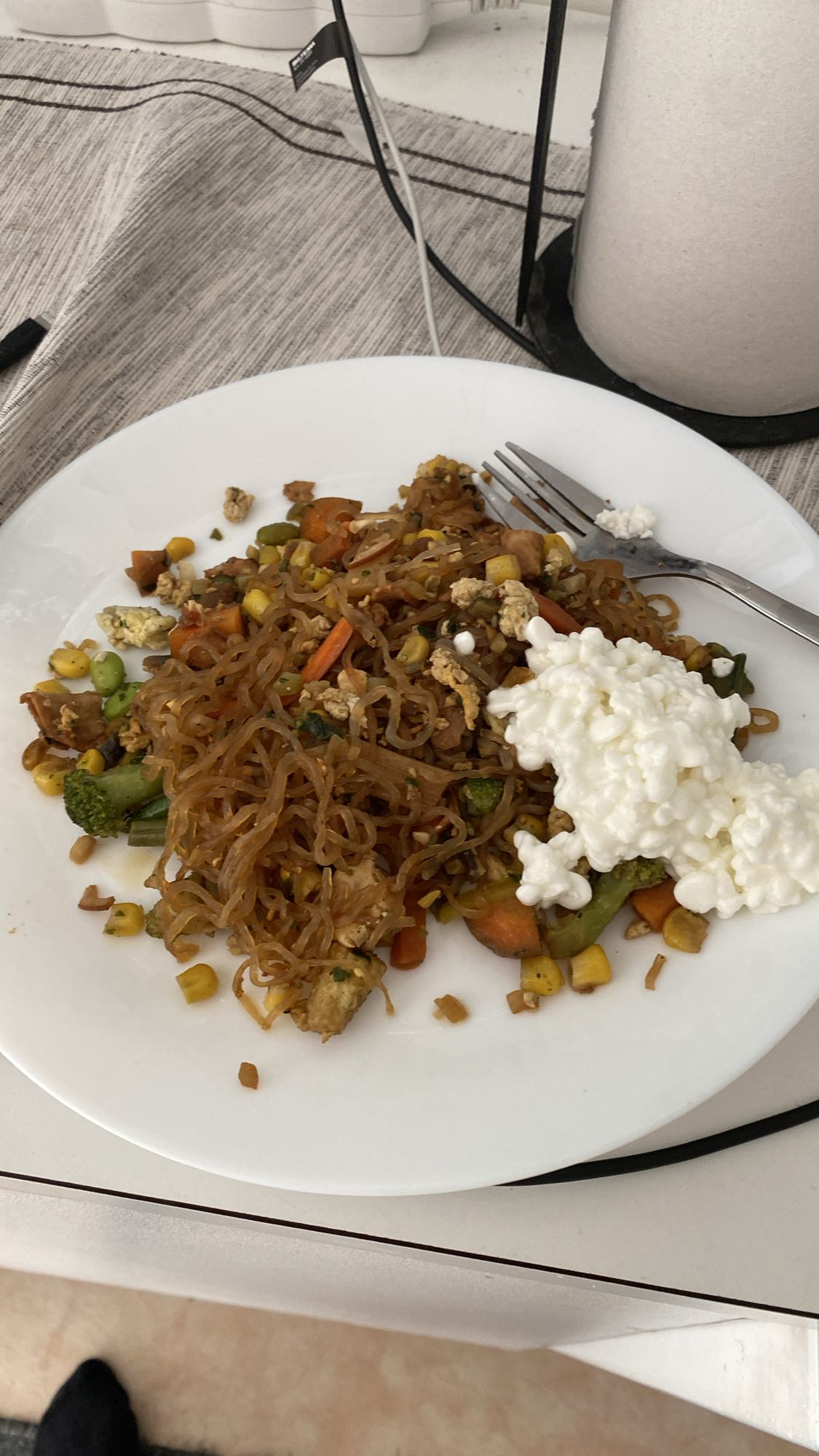 Woknudlar med grönsaker och keso