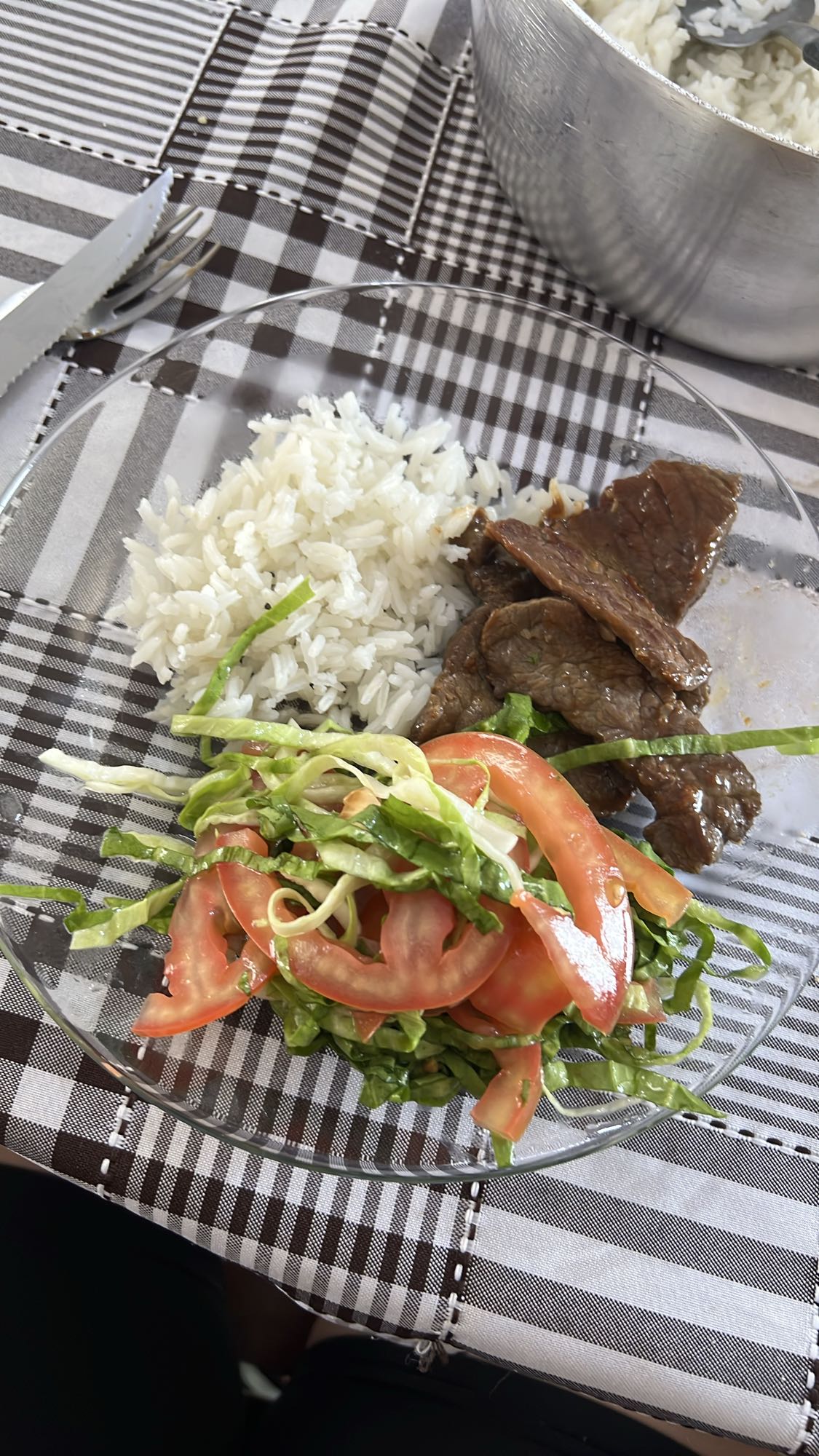 Arroz, carne e salada