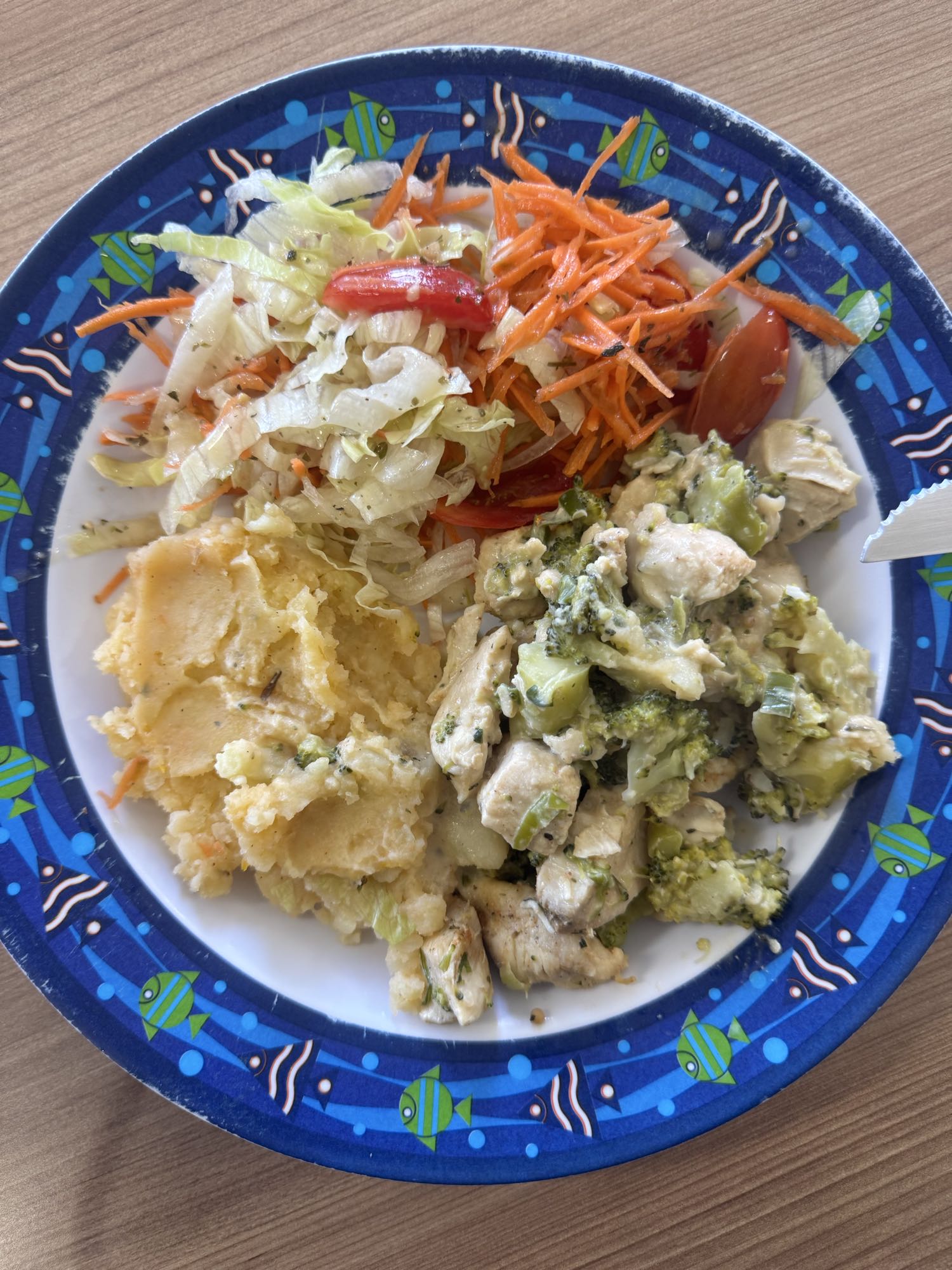 Frango com legumes e salada