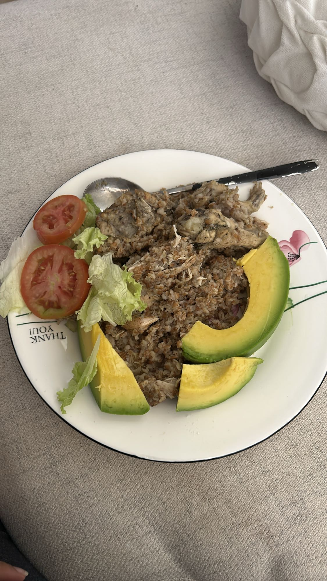 pescado con trigo y aguacate