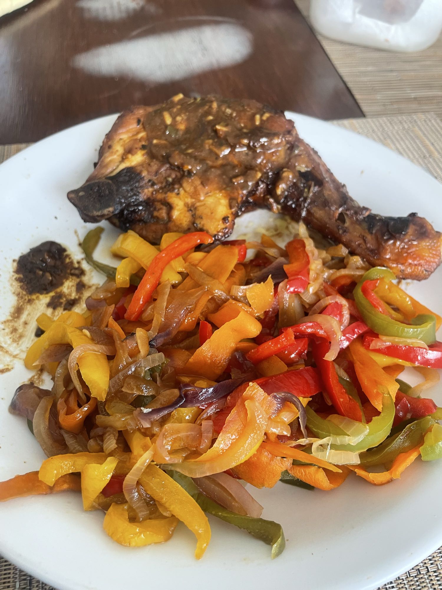 Pollo con pimientos salteados