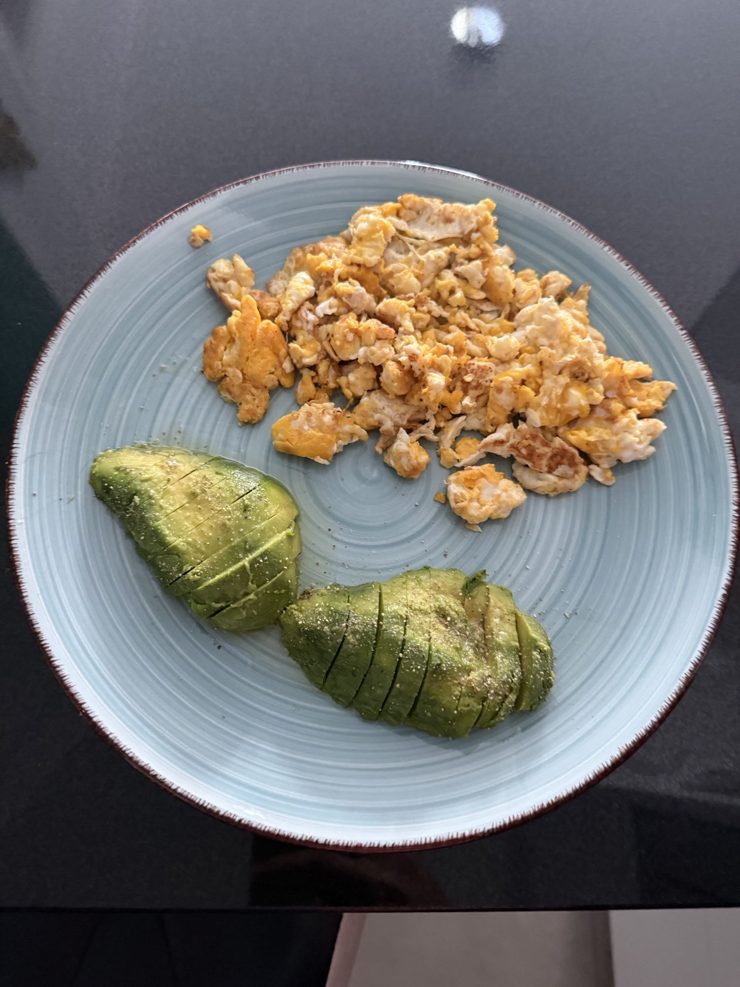 Huevos revueltos y aguacate