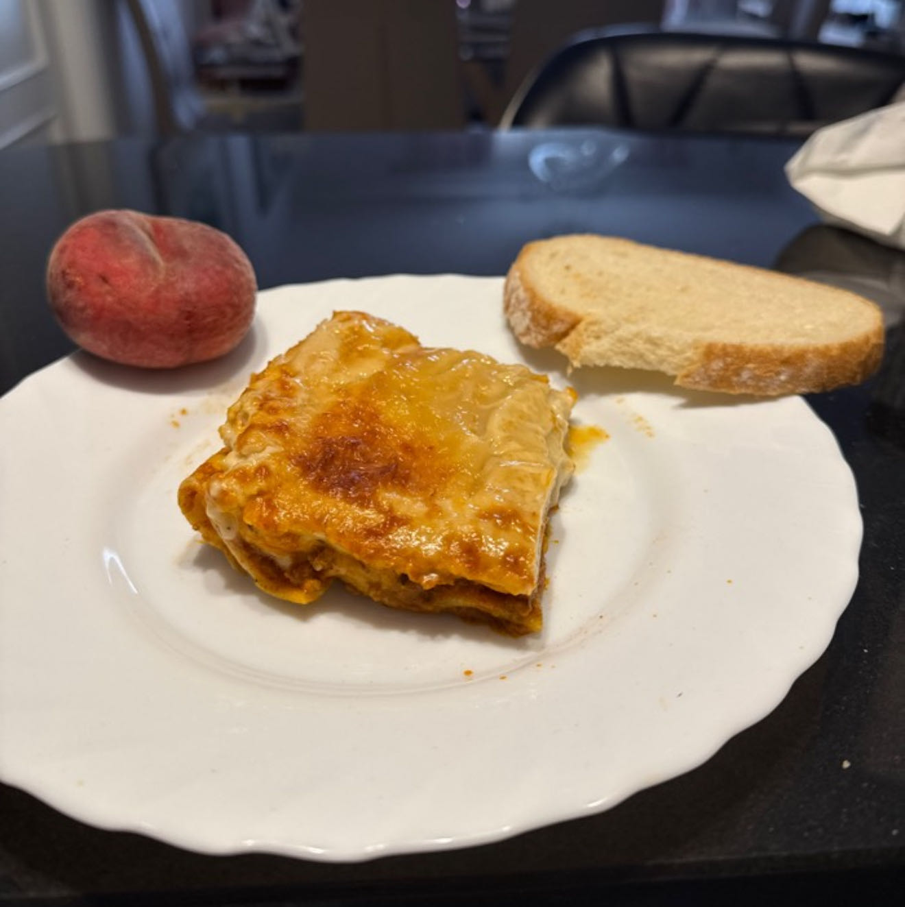 Lasaña con pan y durazno