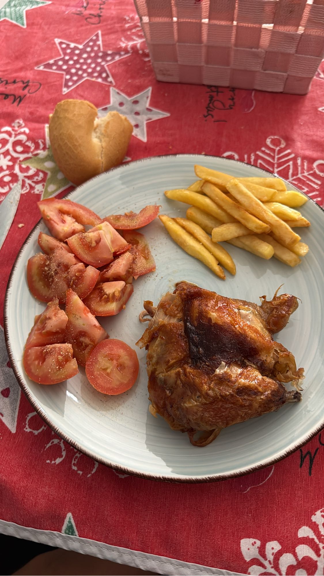 Pollo con papas y tomate