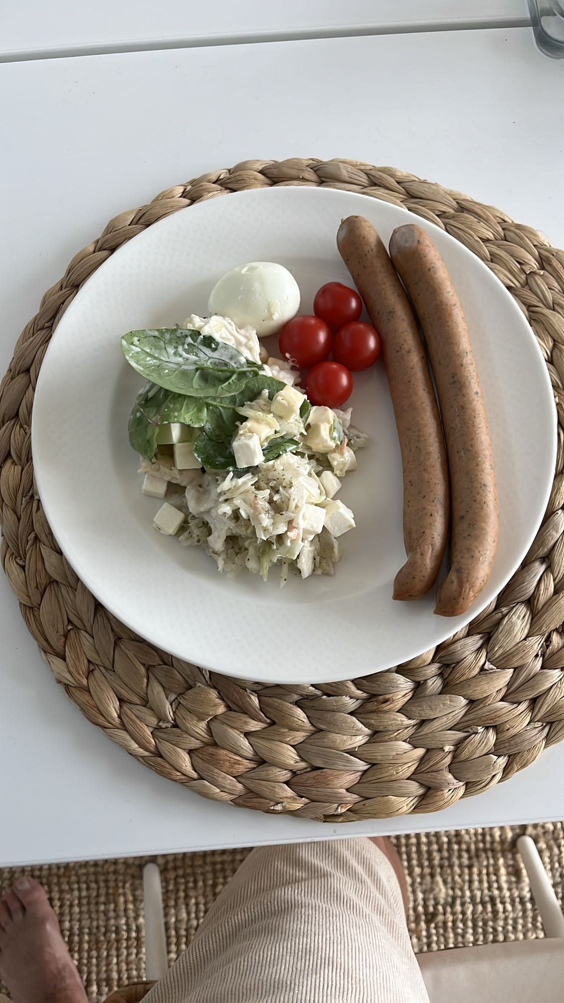 Korv med sallad och ägg