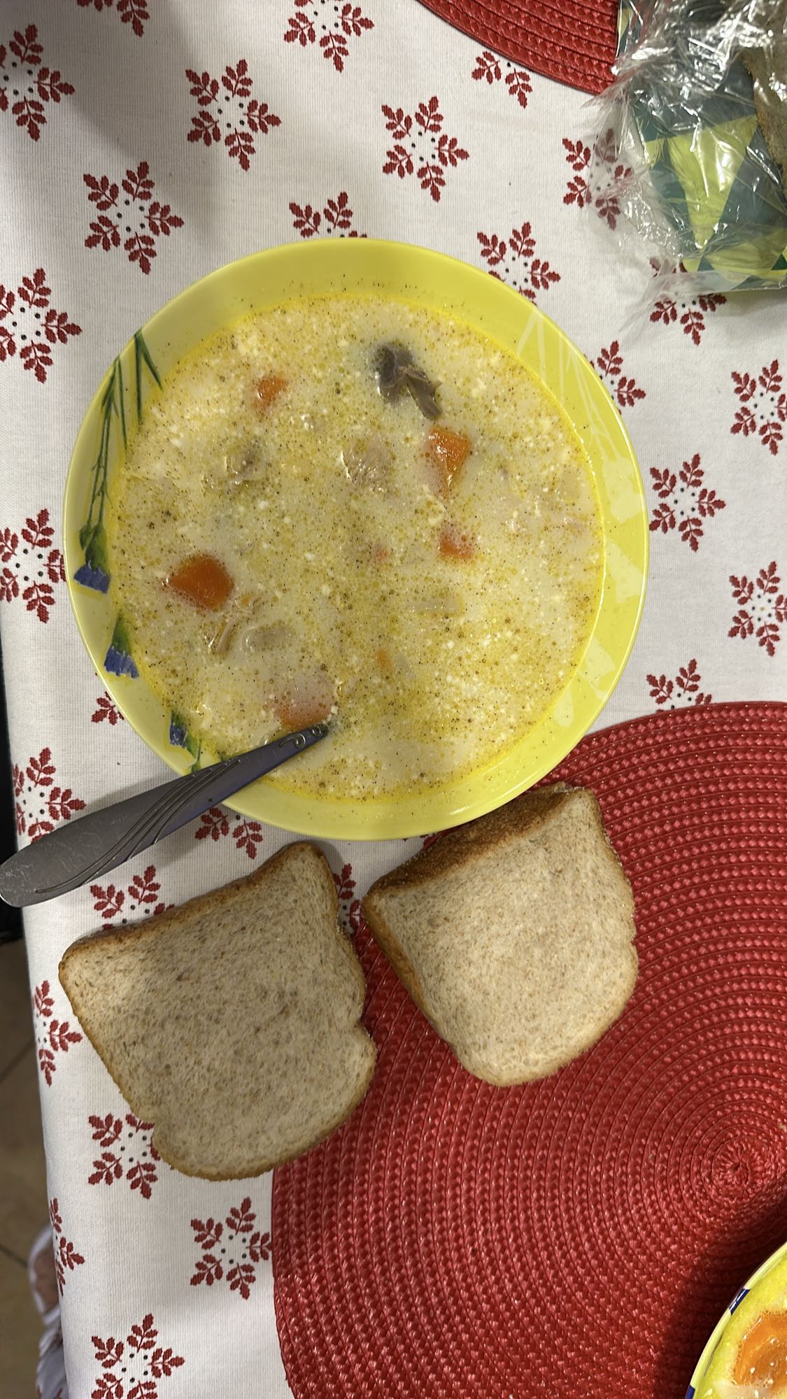 Ciorbă de pui cu pâine