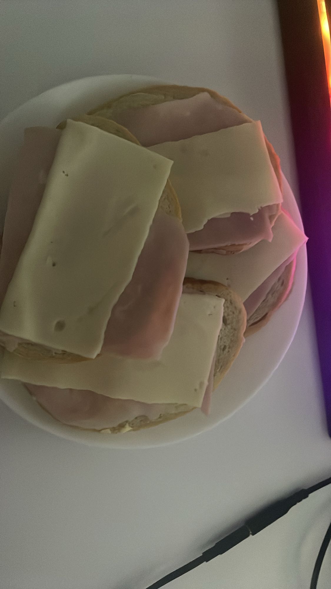 Kanapki z serem i szynką