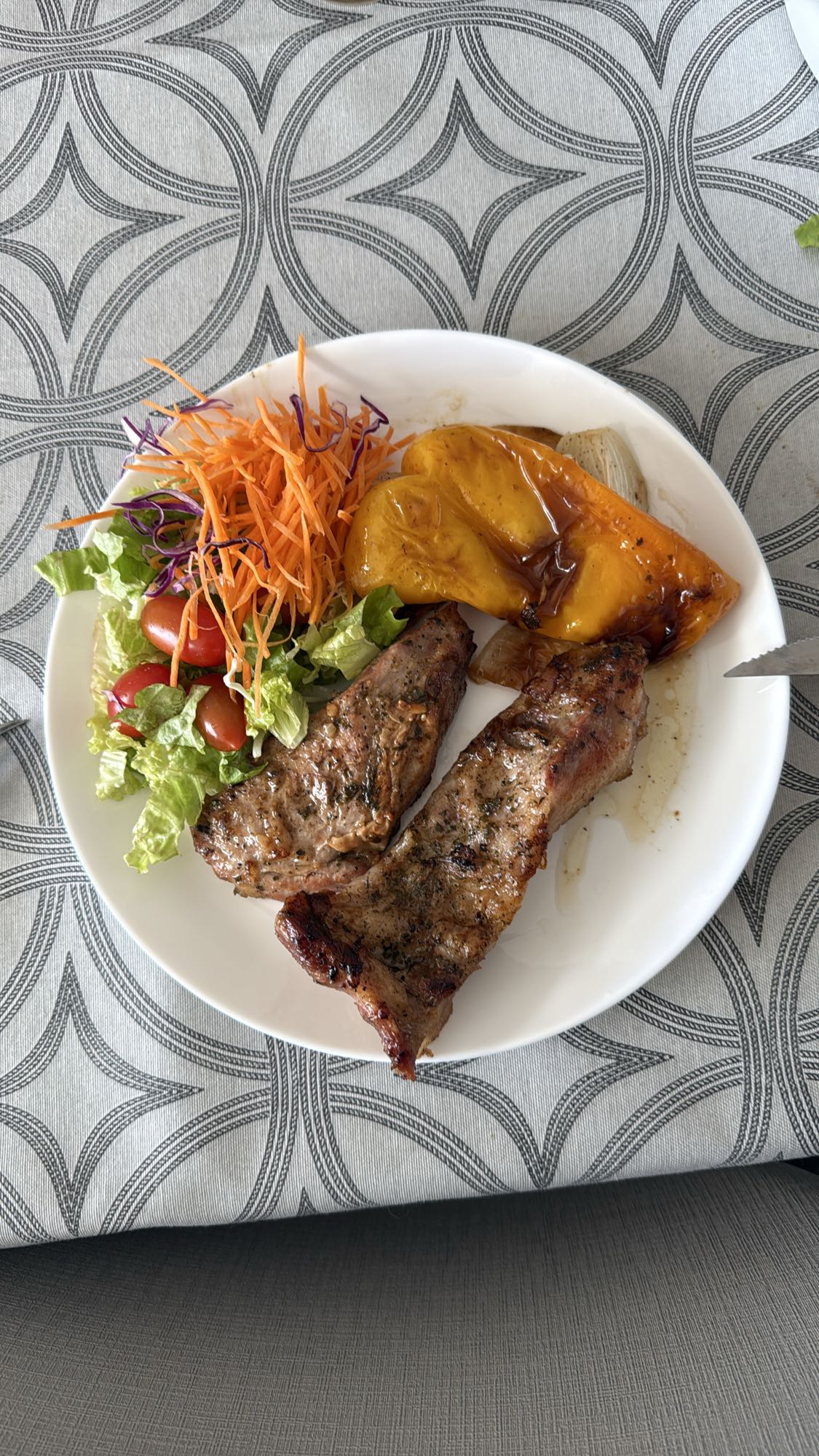 Carne asada con ensalada