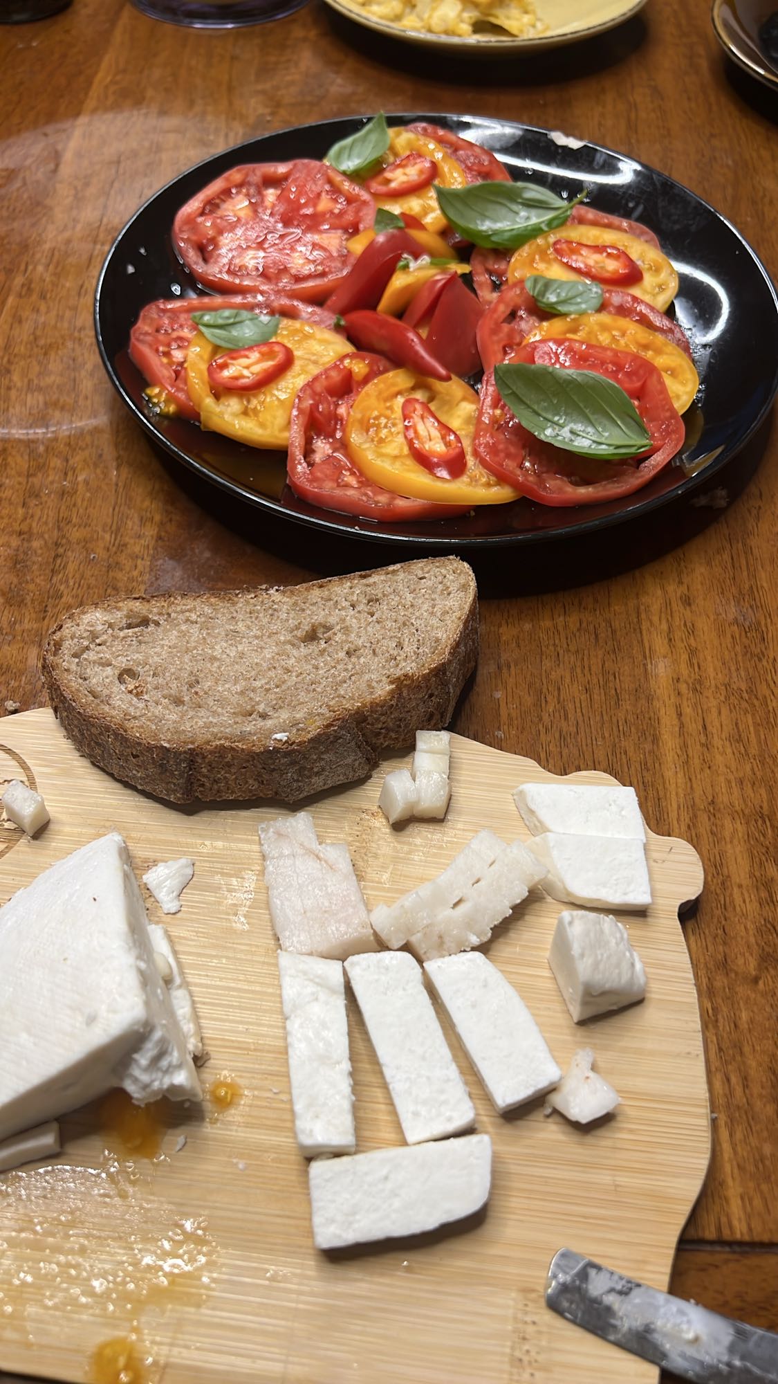 Salată cu brânză și pâine