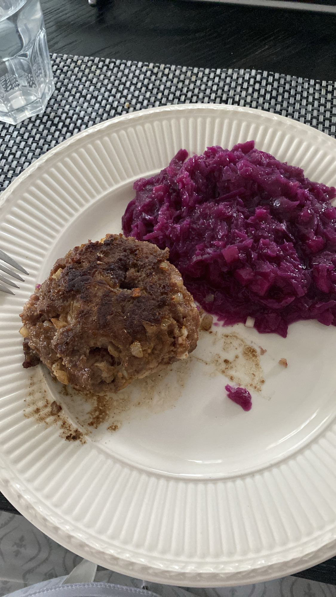 Hollandse gehaktbal met rode kool