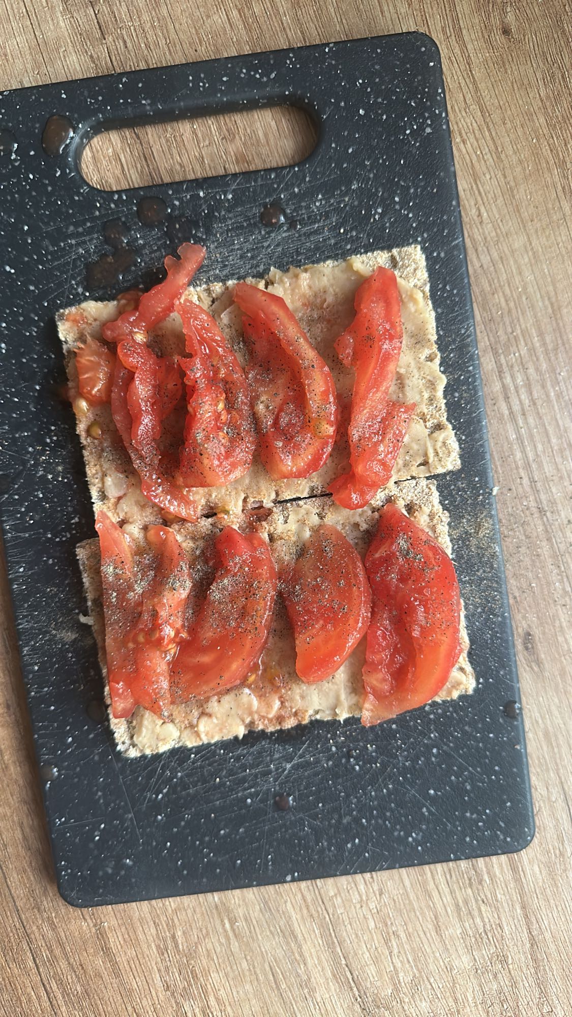 Chrupkie pieczywo z pomidorem