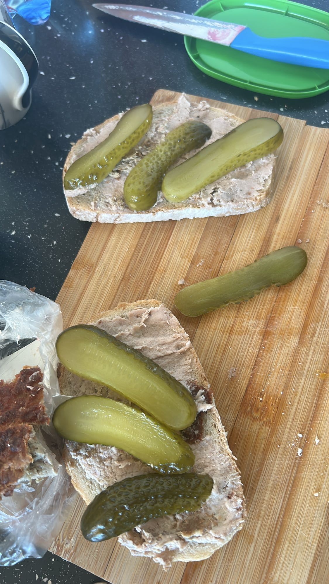 Kanapki z pasztetem i ogórkiem