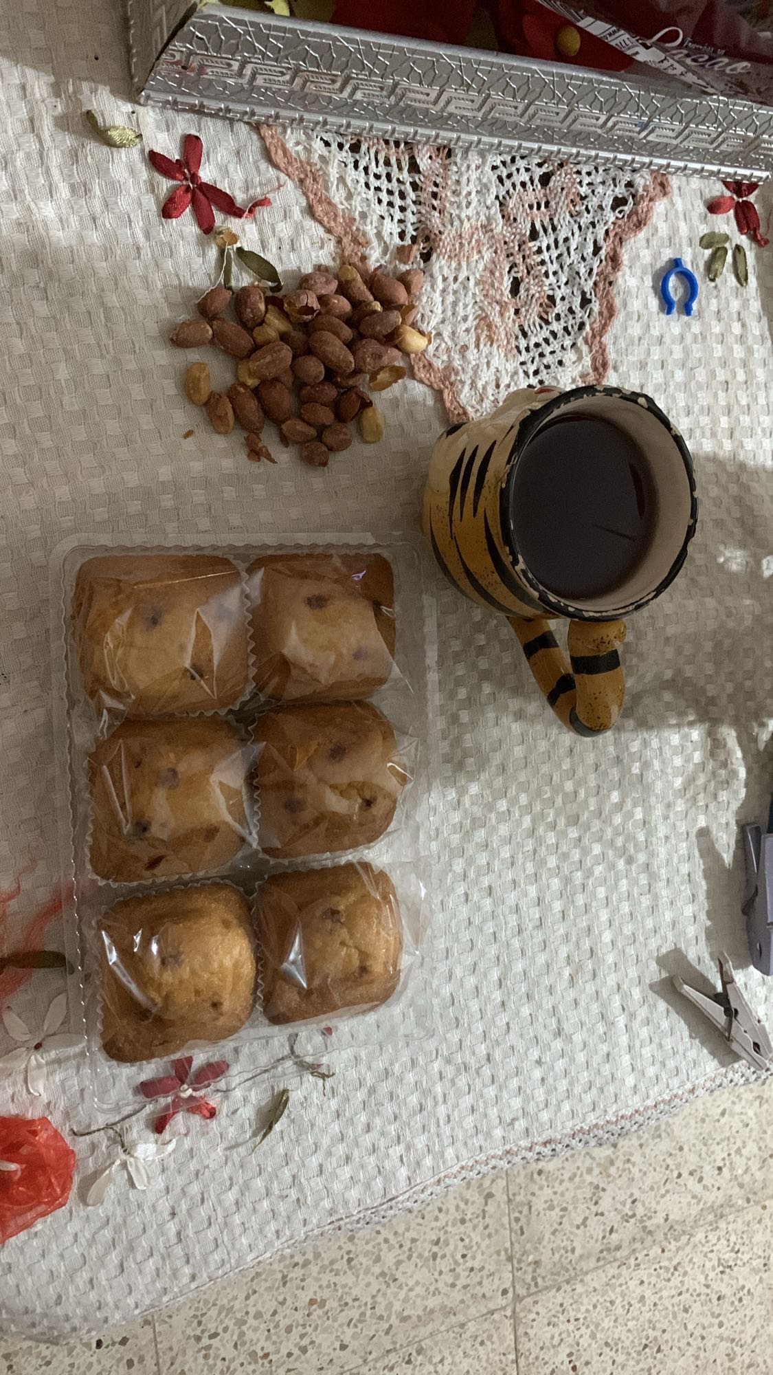 Goûter gâteau, cacahuètes, café