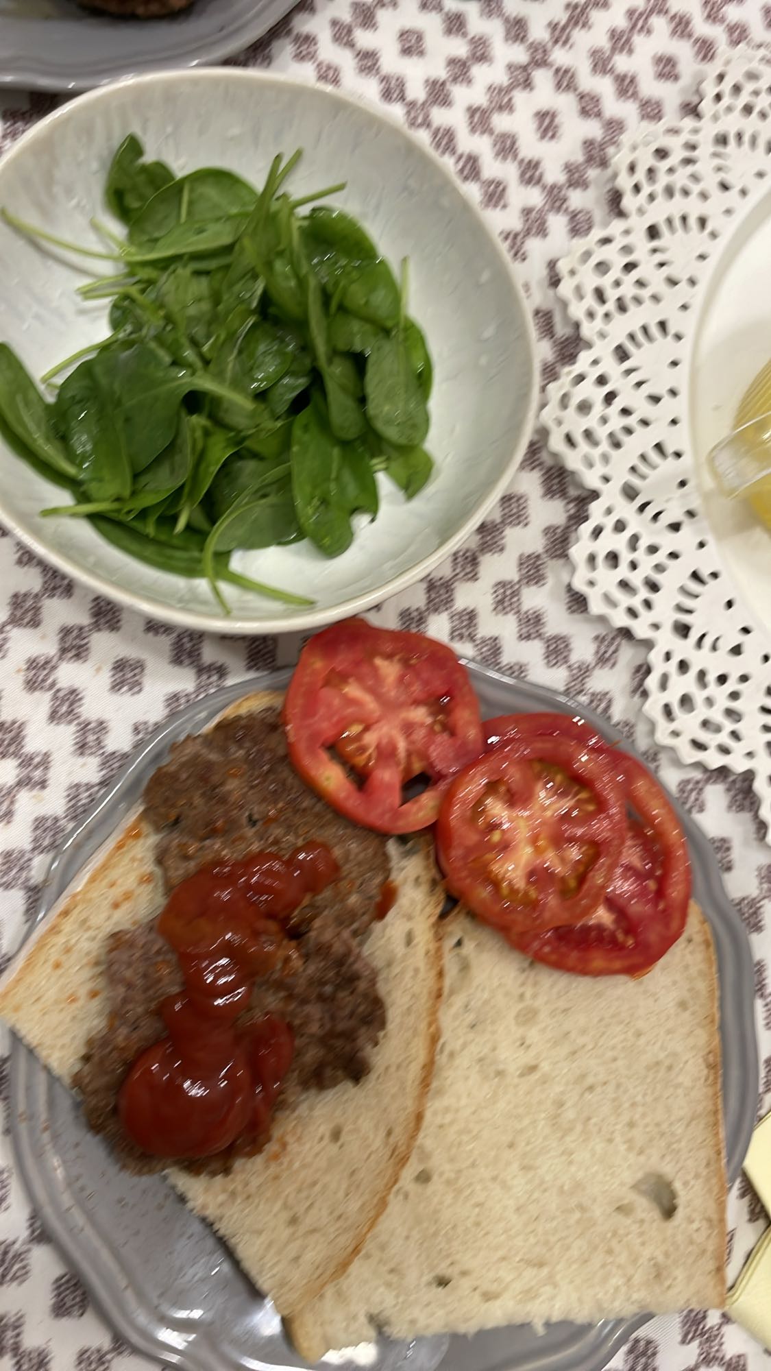 Sandviș cu carne și salată