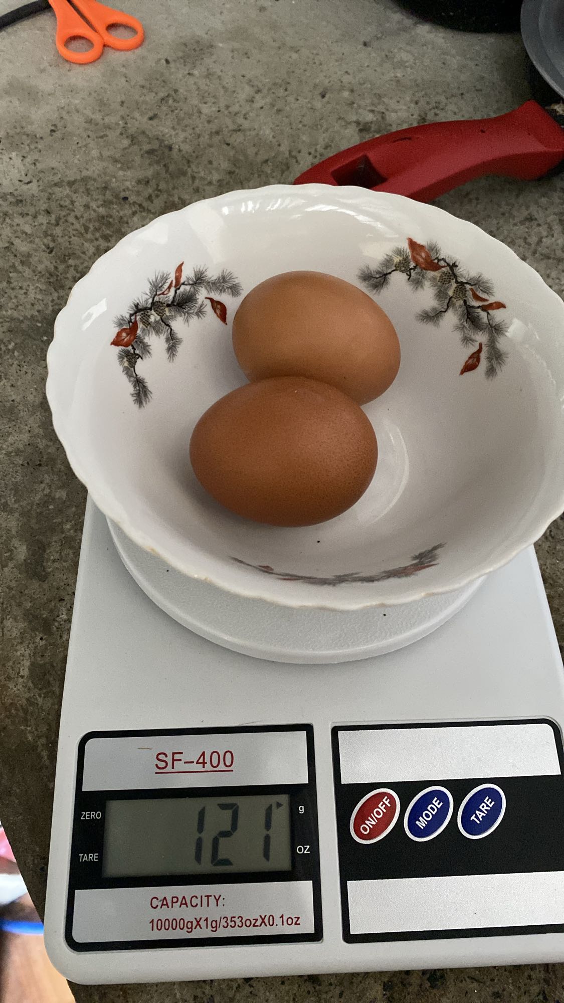 Huevos enteros en plato