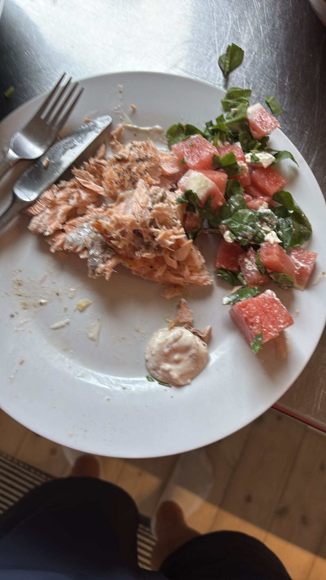 Lax med sallad och sås