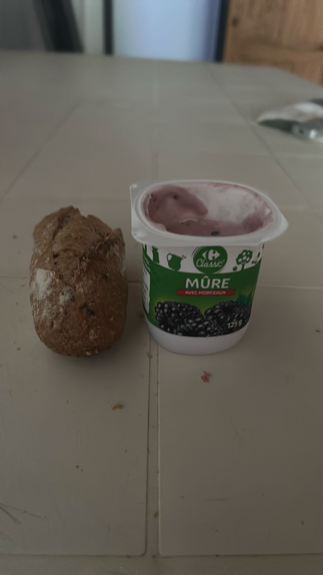 Pain et yaourt mûre