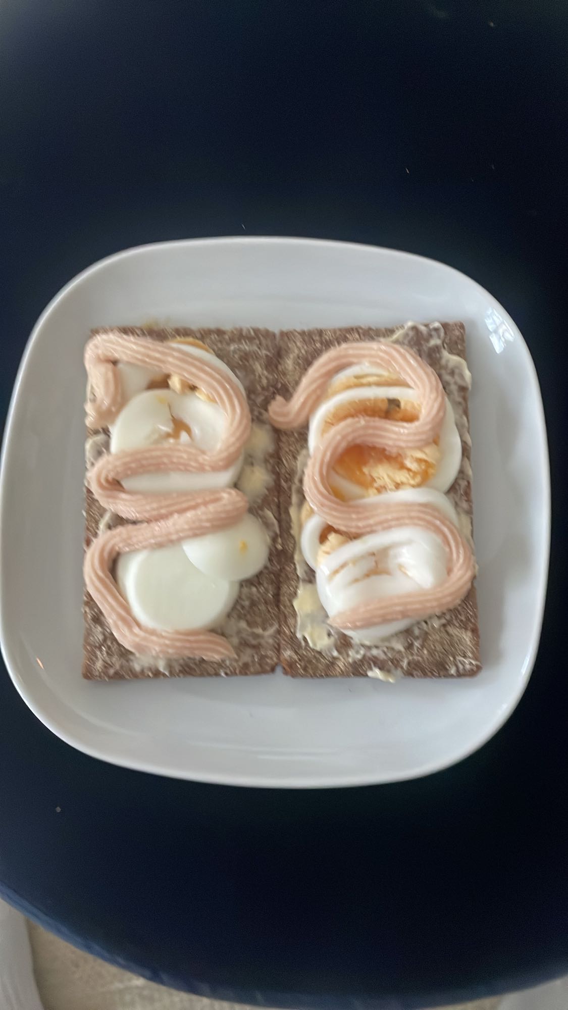 Ägg och kaviar knäckebröd