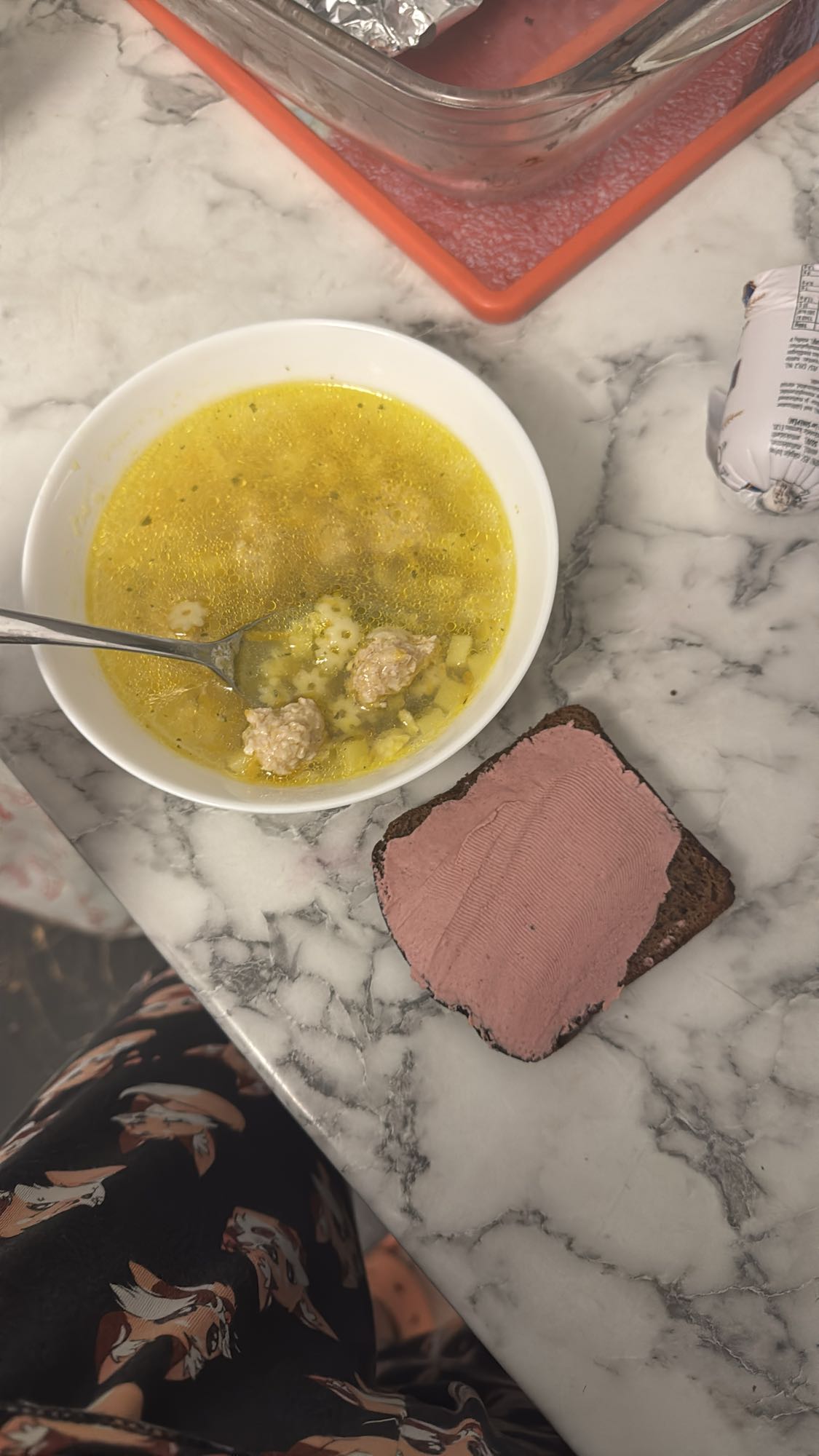 суп с фрикадельками и бутерброд