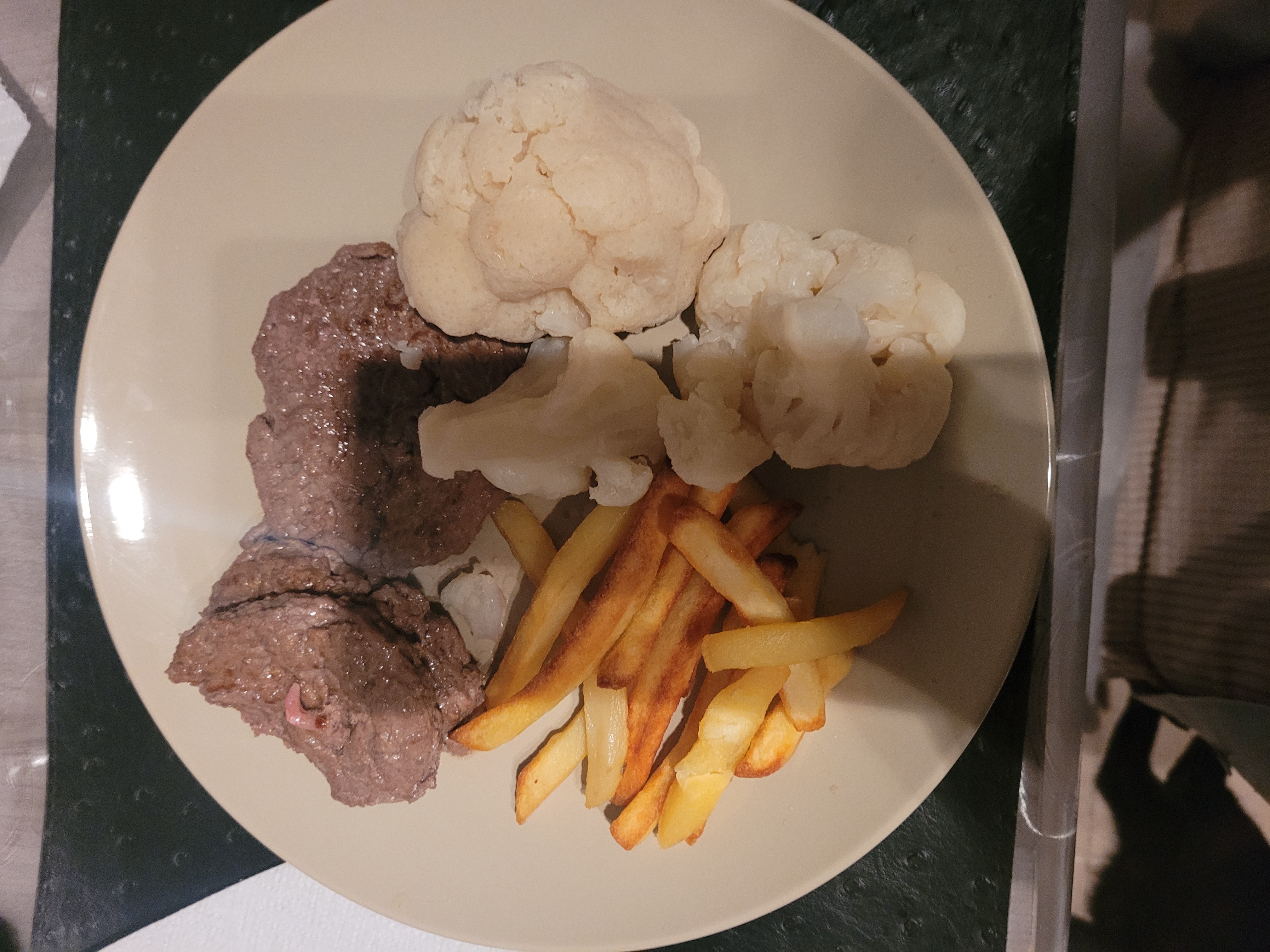 Boeuf, chou-fleur, frites