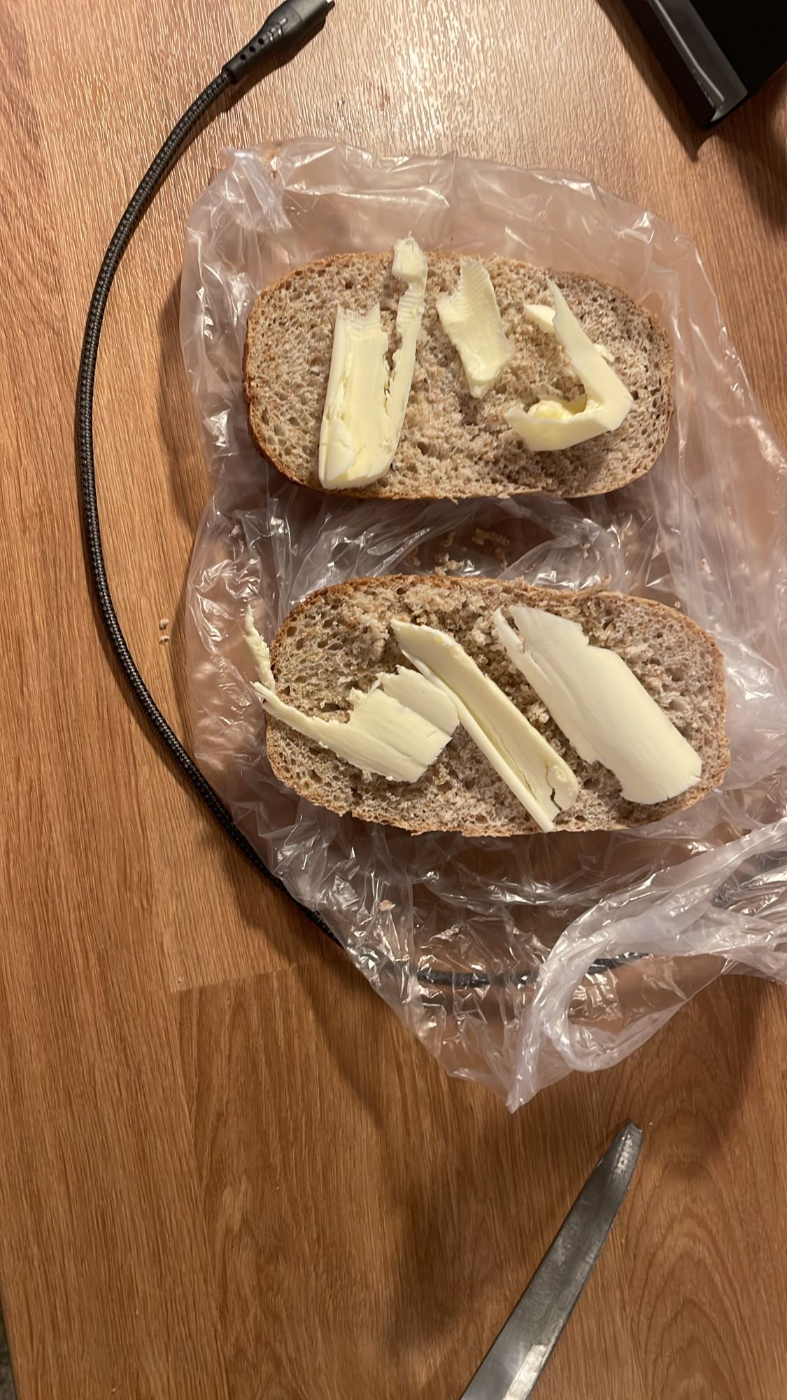 Chleb razowy z masłem