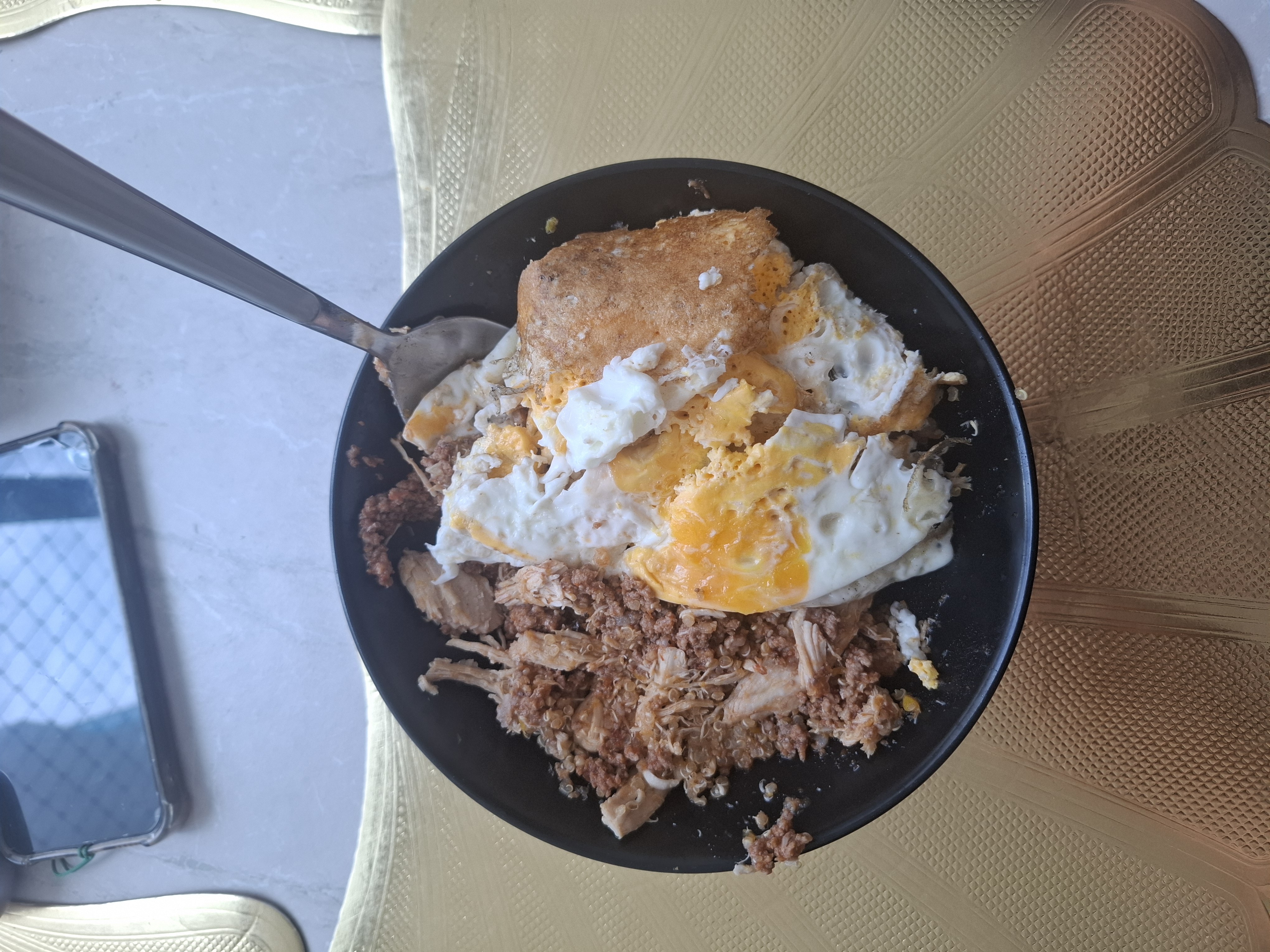 arroz con pollo, huevo y carne